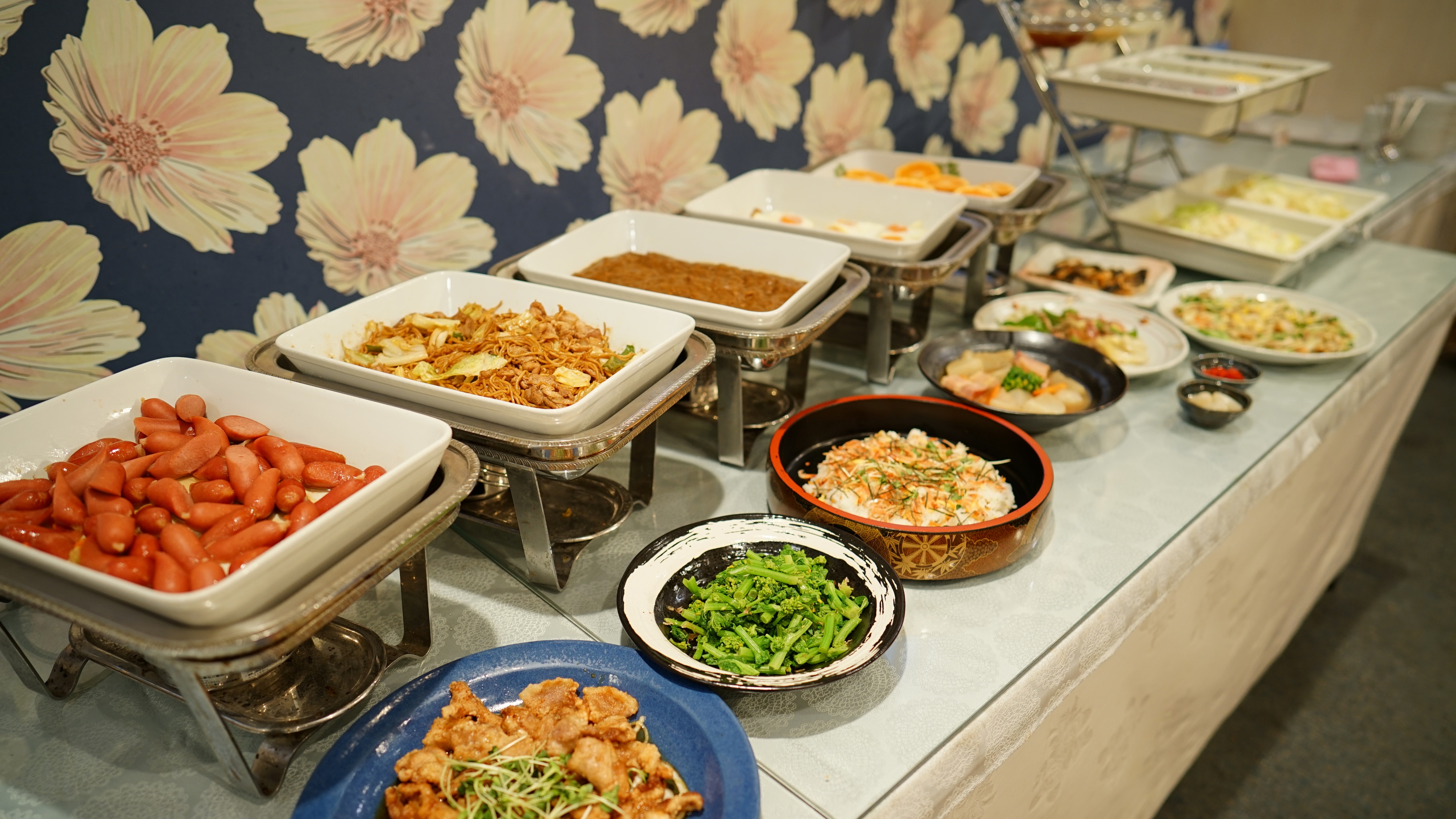 Japanese, Western and Chinese buffet using seasonal ingredients!