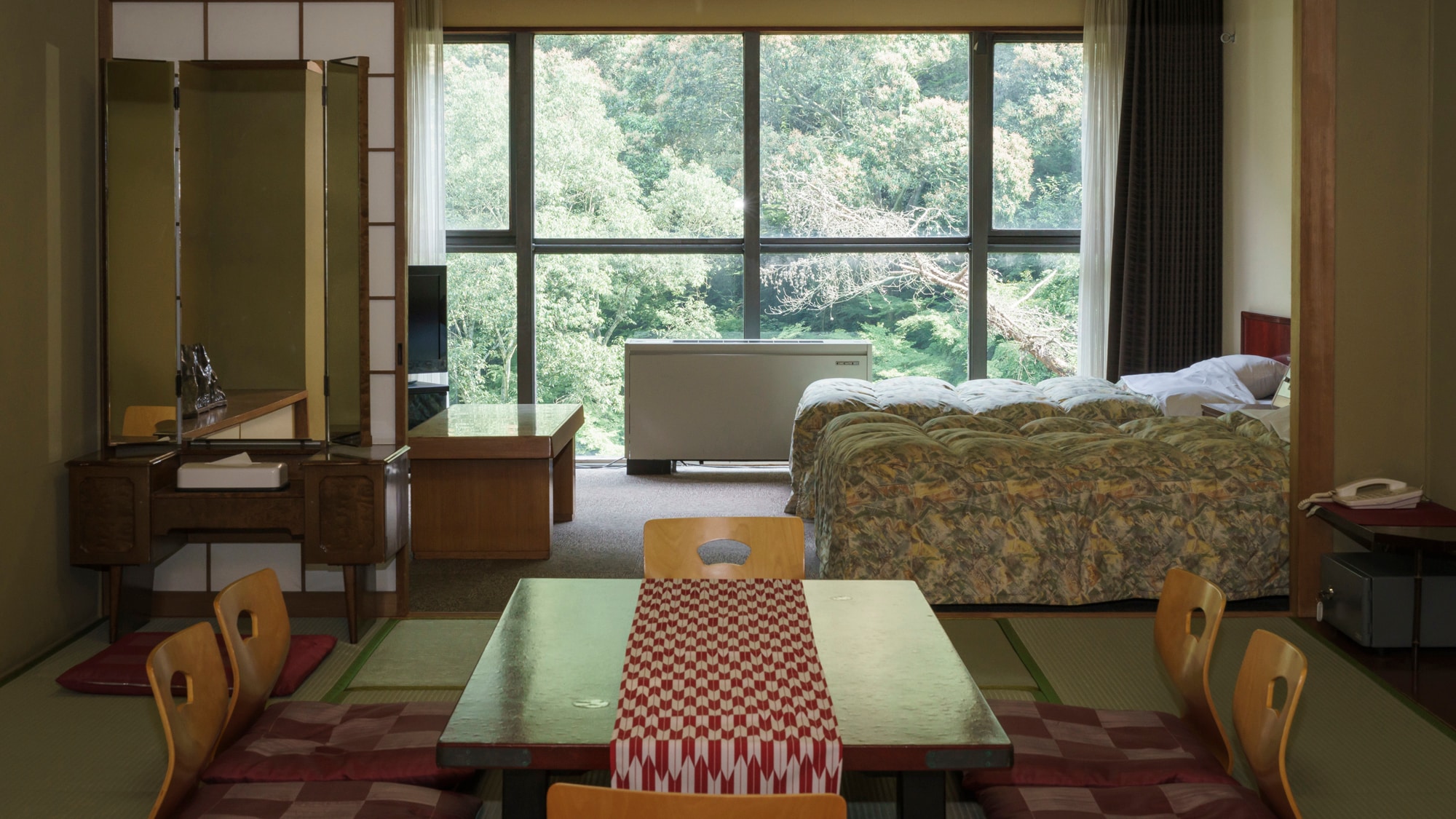 [Japanese and Western rooms] You can relax in the warmth of Japanese and the open space.