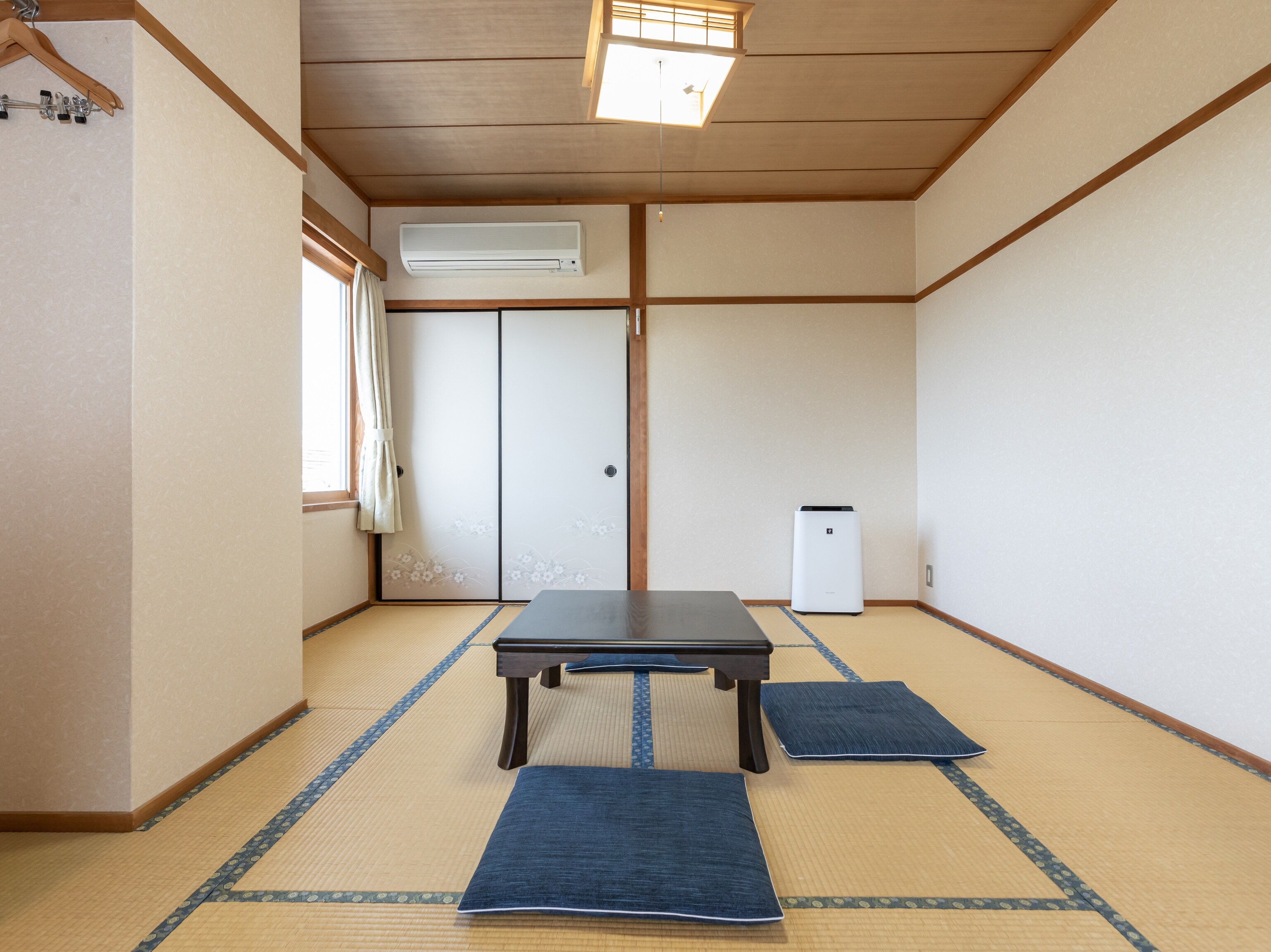 [Non-smoking] Japanese-style room for 1-3 people (with toilet and shared bathroom) 8 tatami mats