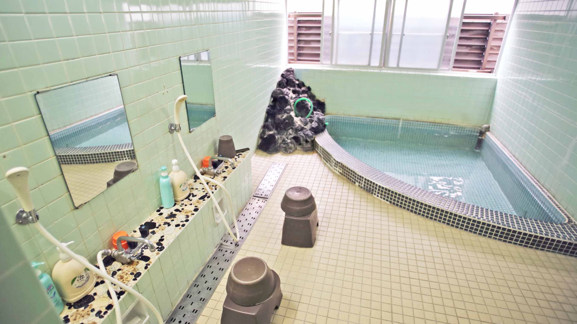* Men's bath: Please heal the tiredness of your trip with the hot water flowing from the rock.