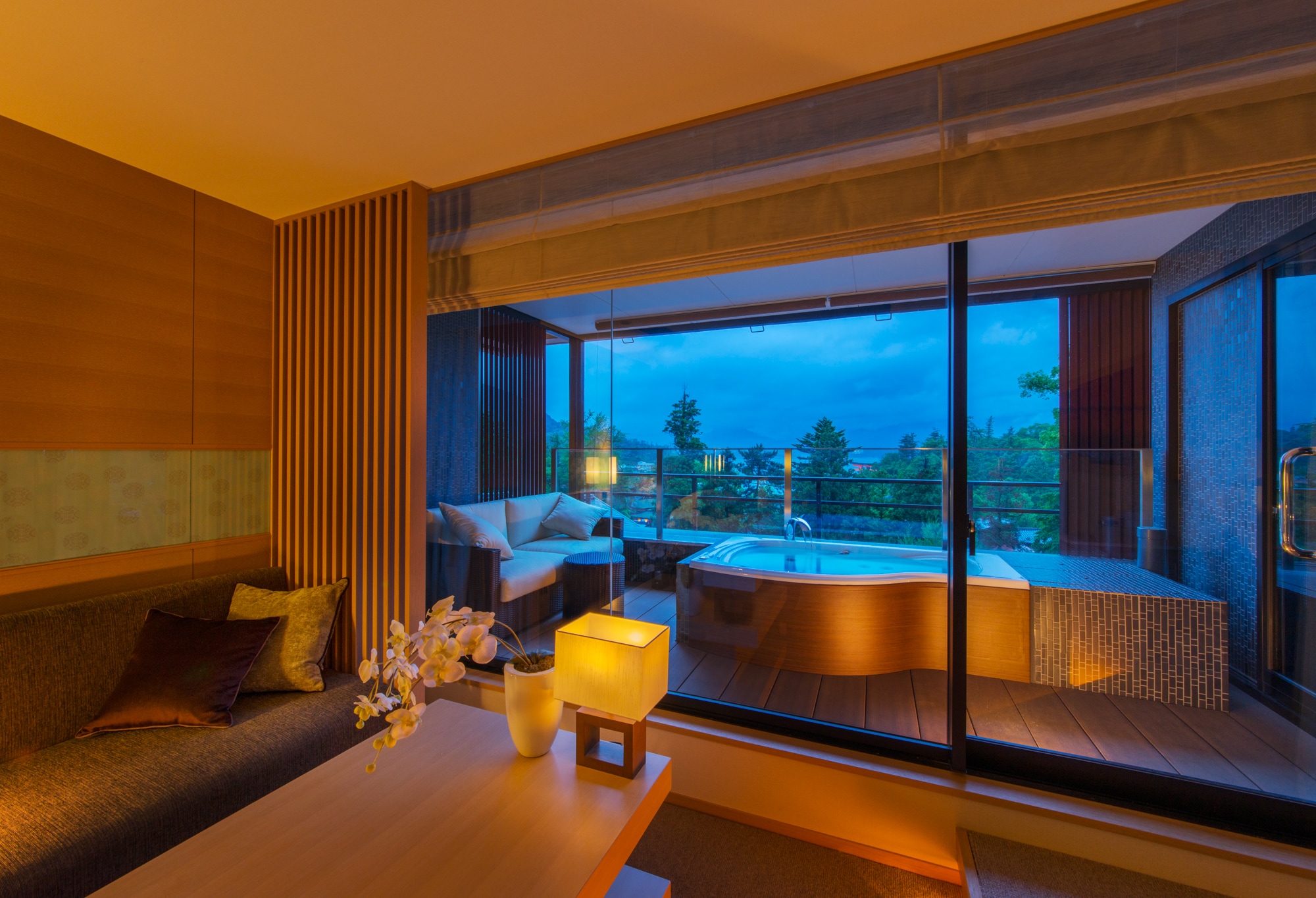 Enjoy the view of Miyajima from the window open to the sea side and the open-air bath