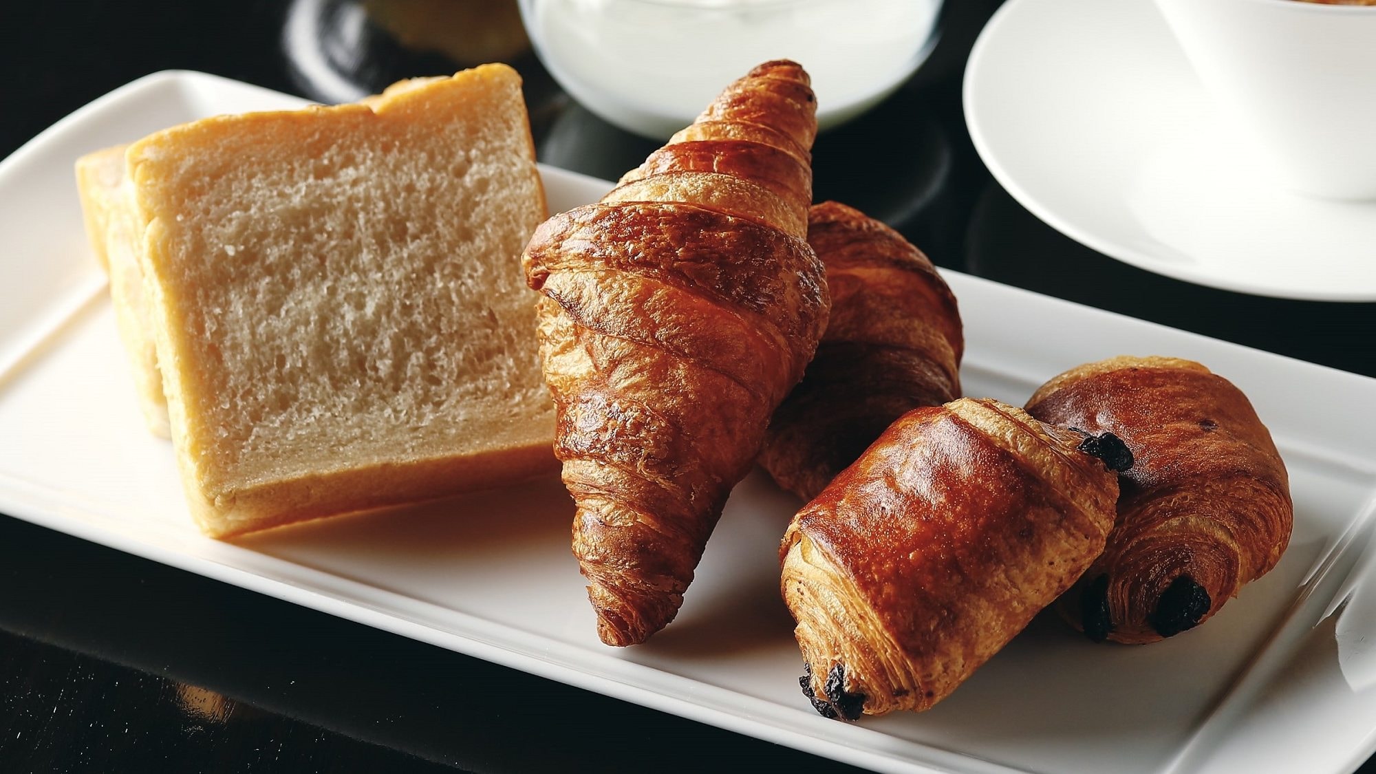 以麵包和飲料為主的輕食早餐。