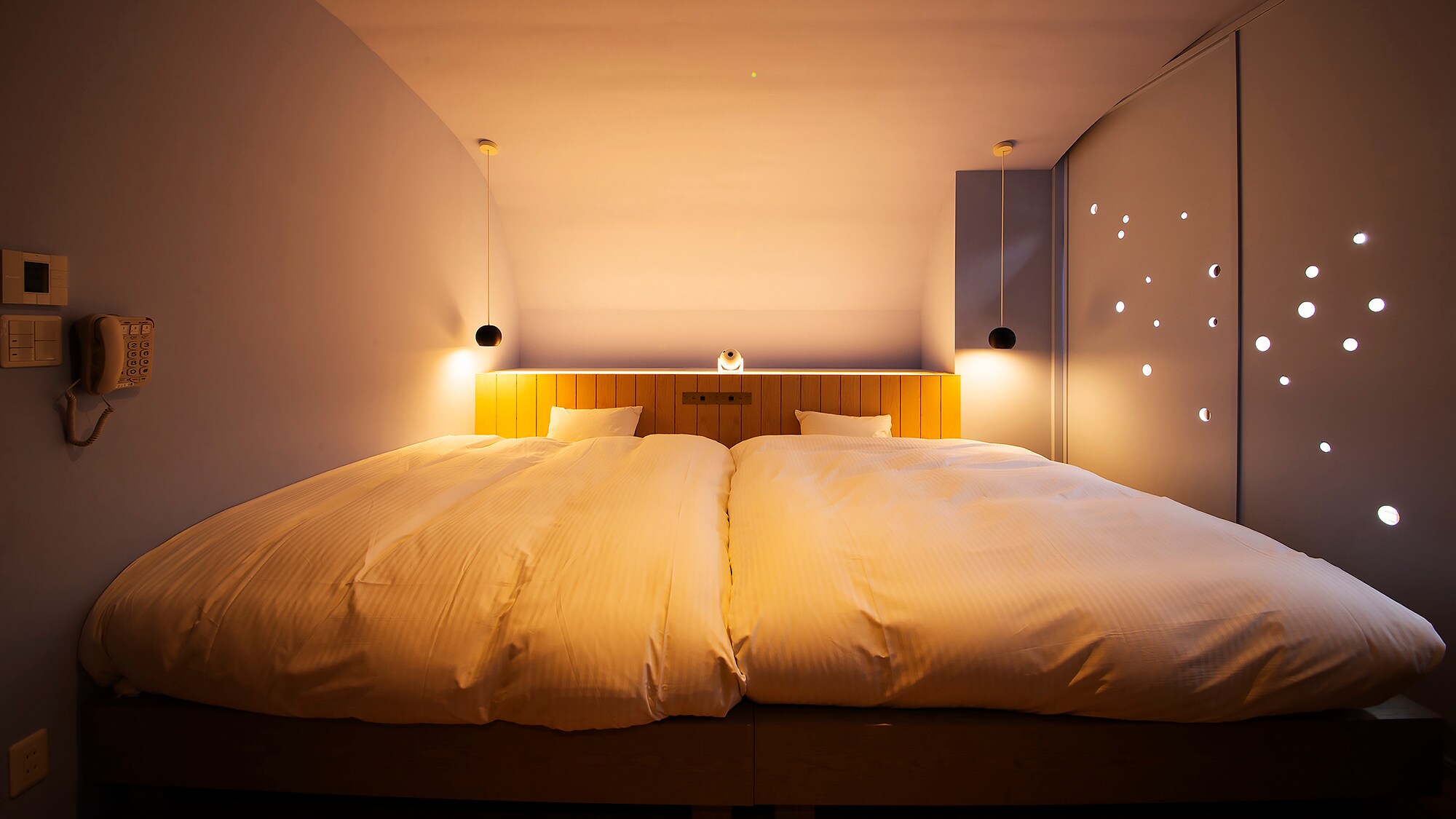 [Star Twin] The bed is a spacious queen size.