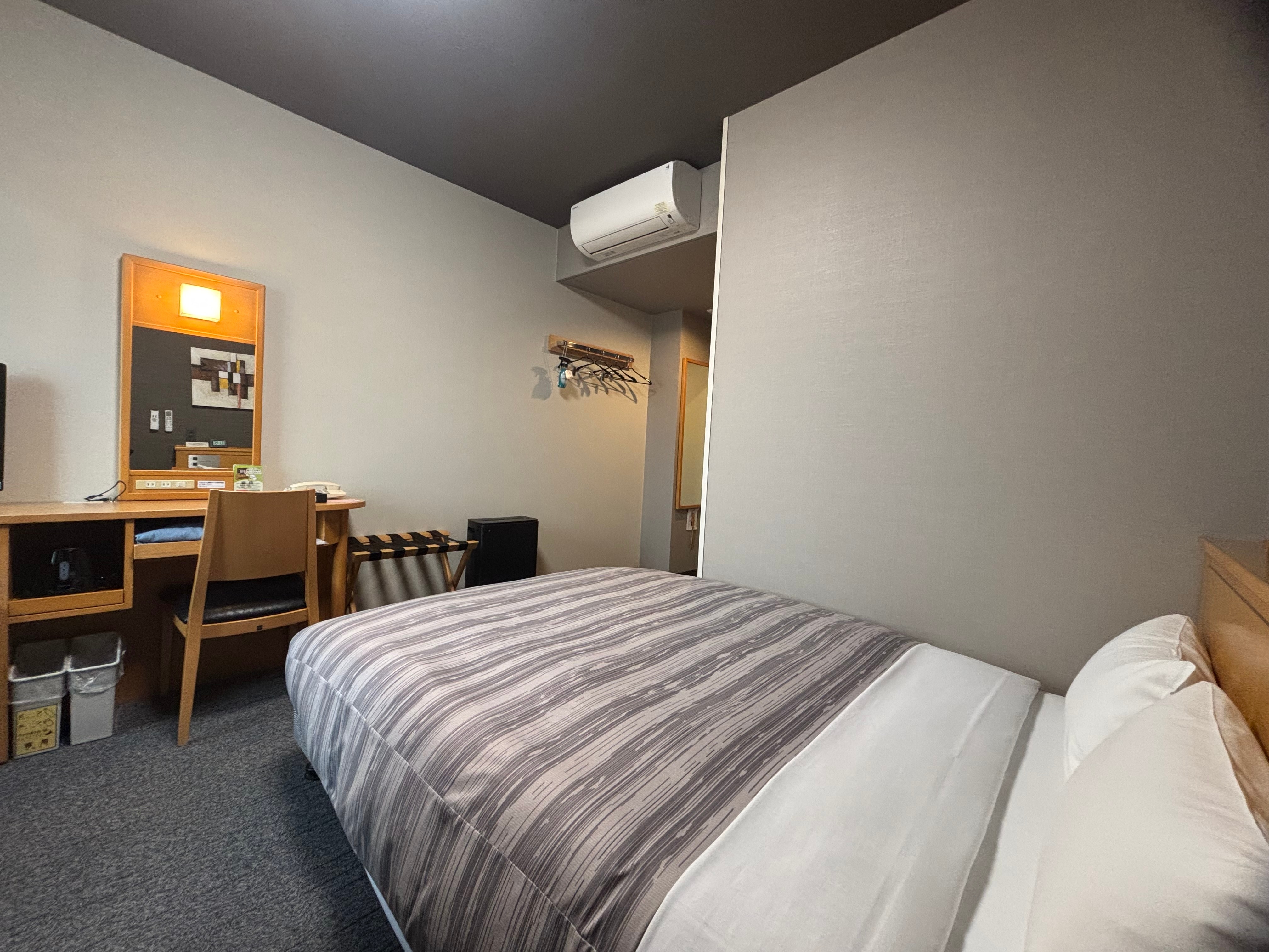 Semi-double: One 140cm wide bed. This room can accommodate 1 to 2 people.