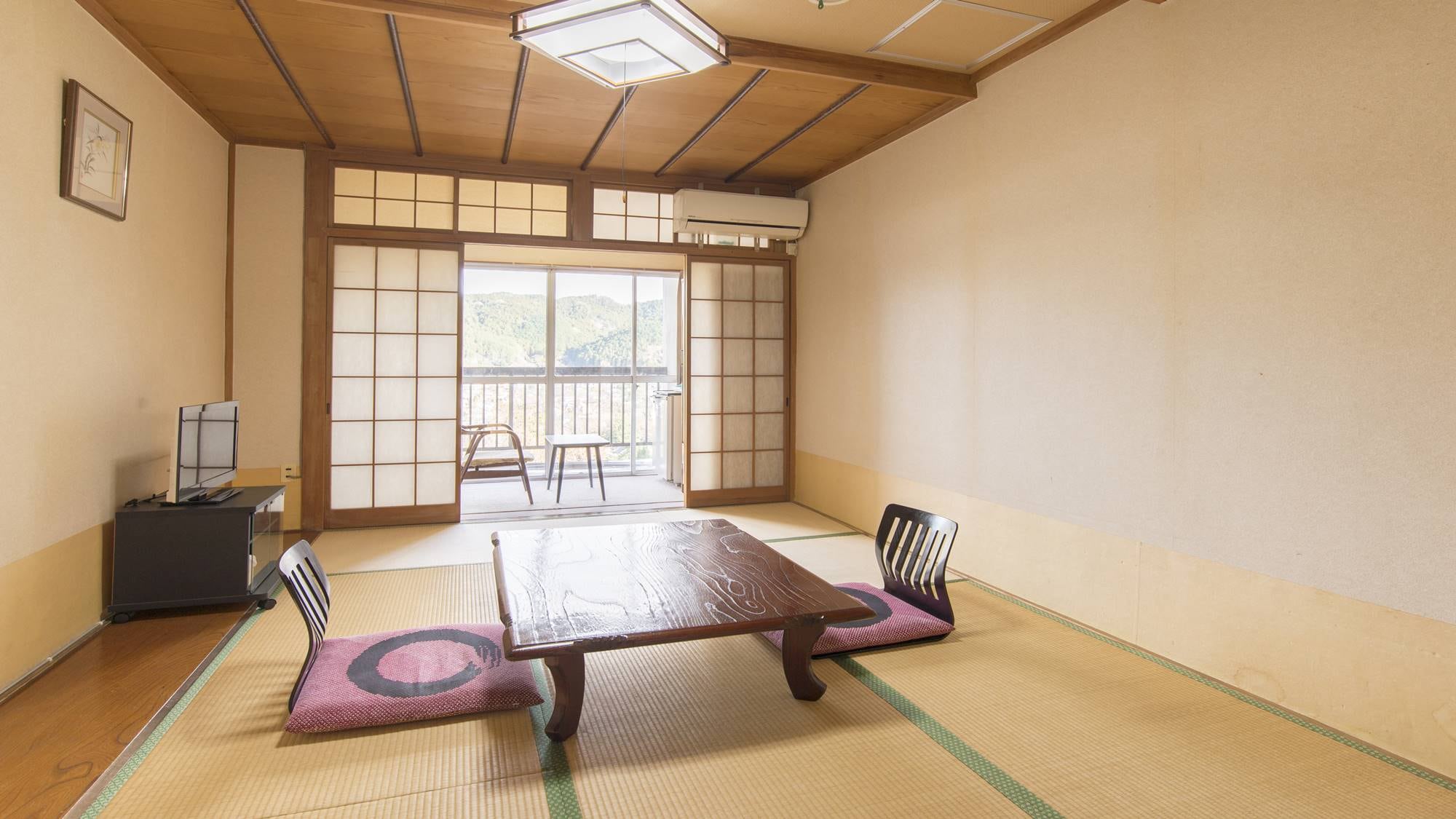 * [Room (Japanese-style room of 7.5 tatami mats)] Enjoy a refreshing morning listening to the birds chirping.