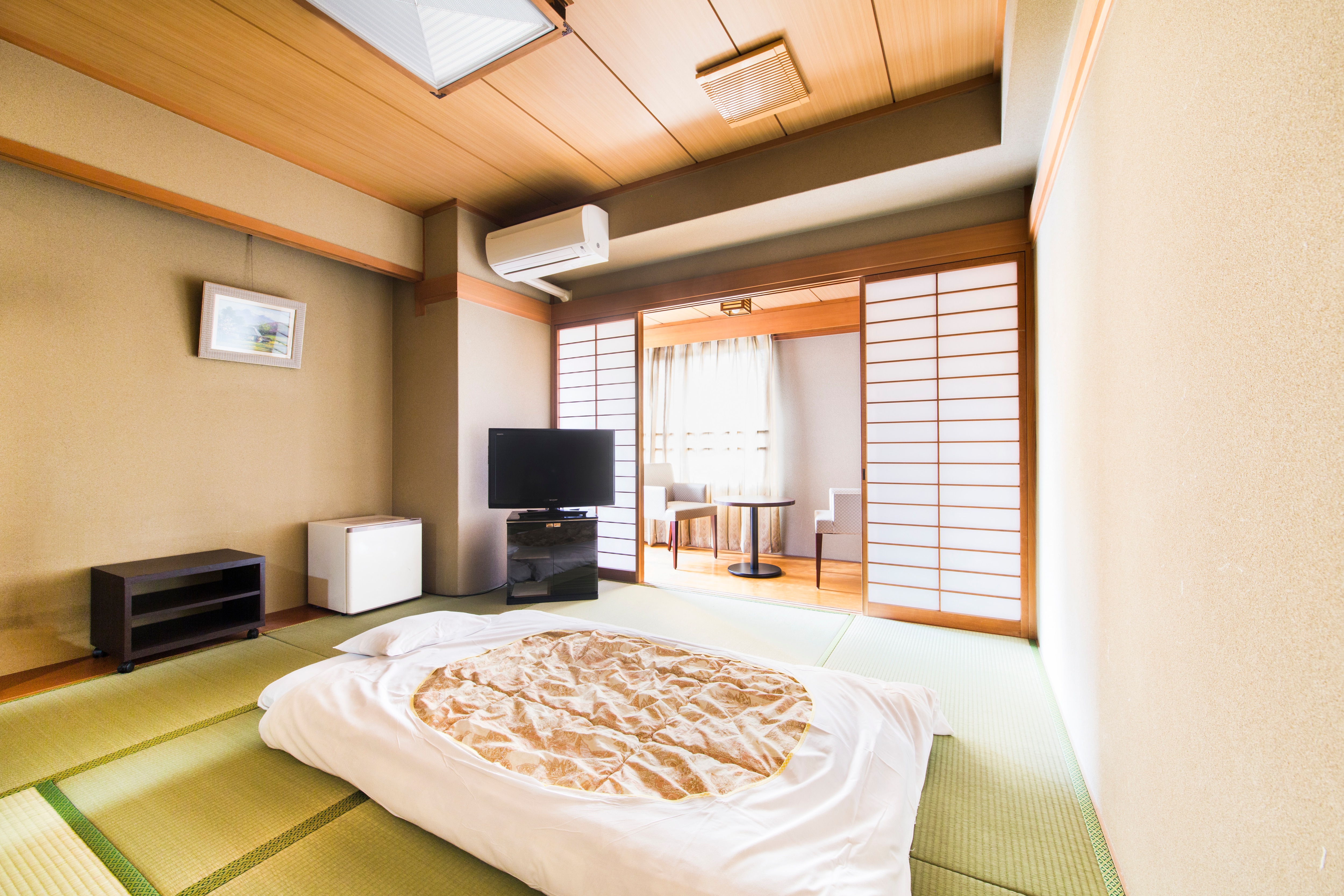 Kamar bergaya Jepang 8 tikar tatami dapat menampung 2 hingga 3 orang