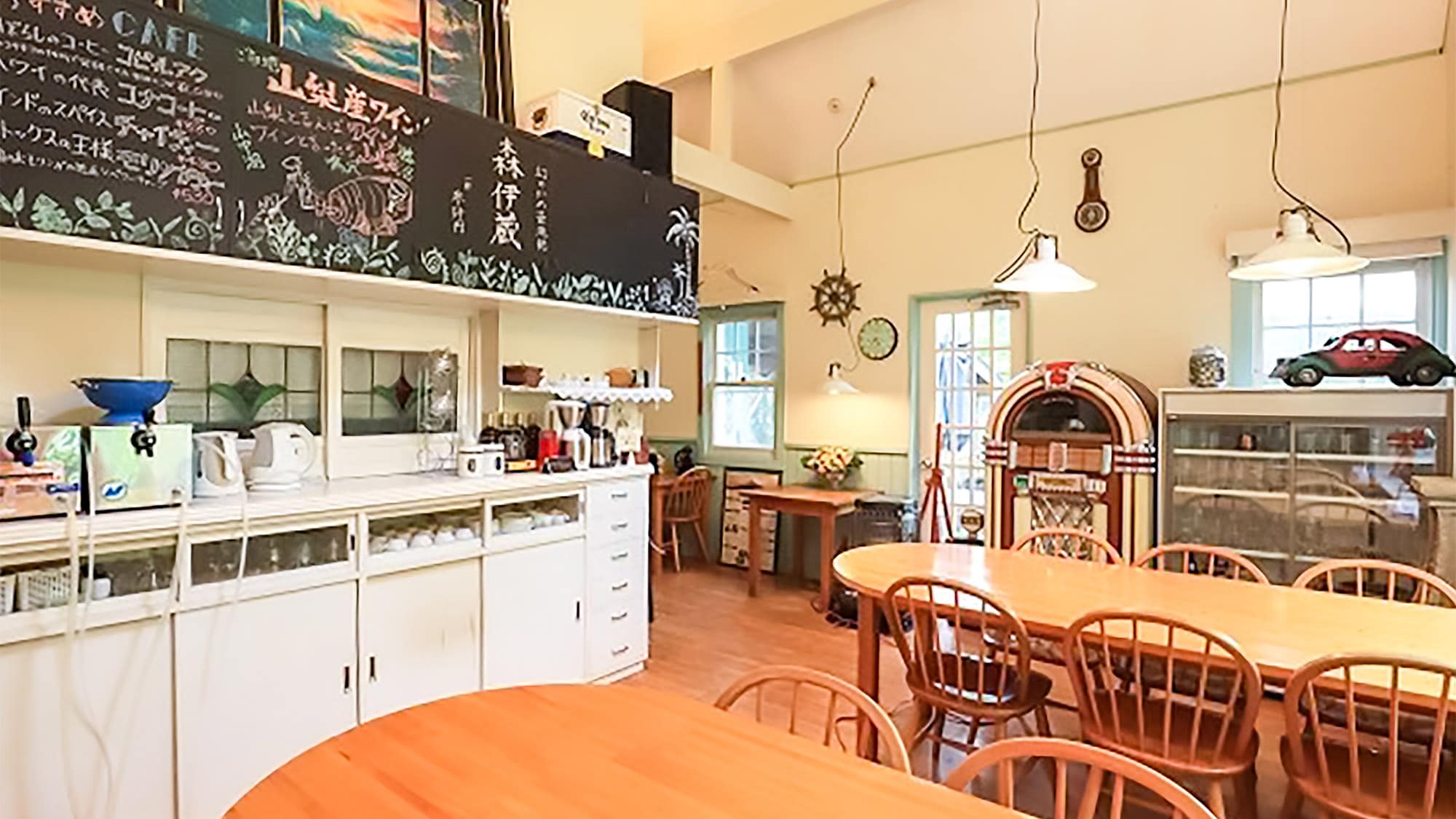 ・Dining: Enjoy breakfast, tea time and dinner in comfort