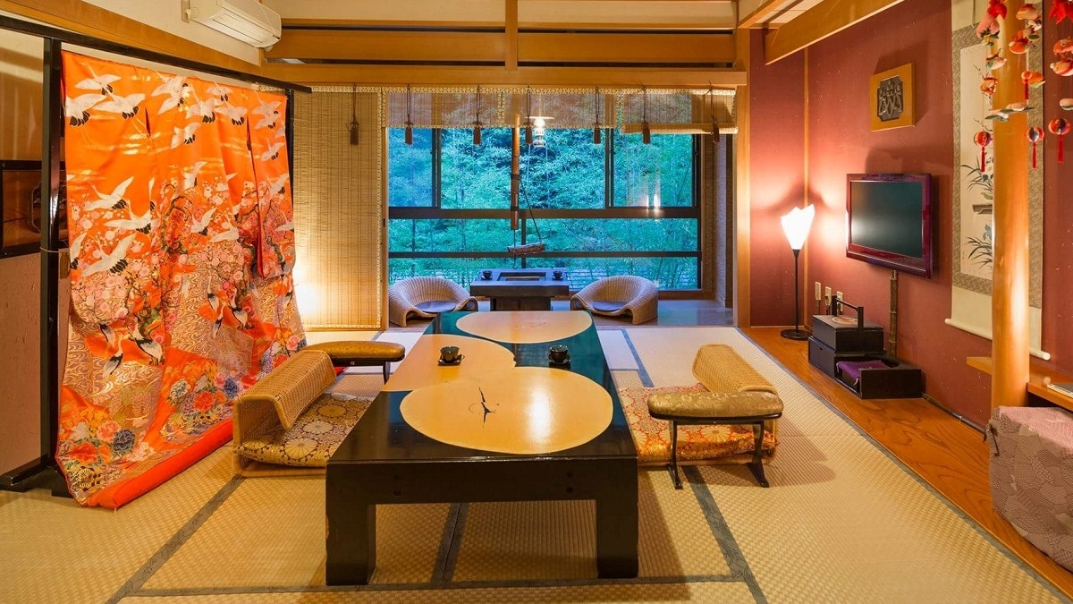 Enjoy the nostalgic feeling of the old days...a hearth-style room with a fantastic view of the world lit up. . . ♪