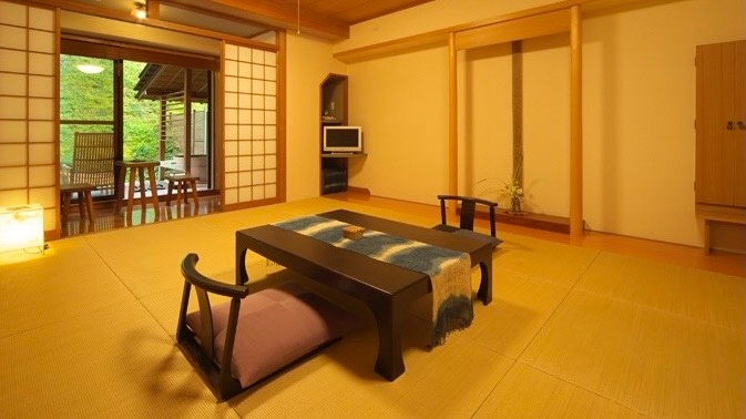 [Japanese-style room with open-air bath]