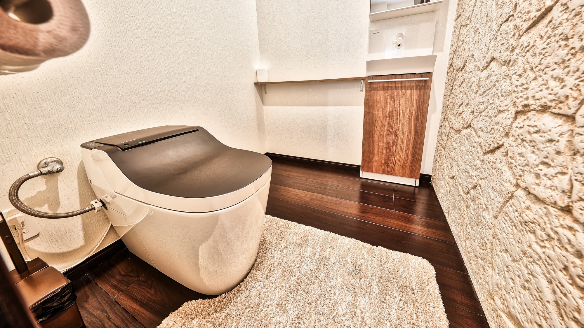 [Deluxe Suite] Spacious toilet with no stress. With a fully automatic cleaning function, you can always keep a clean space.