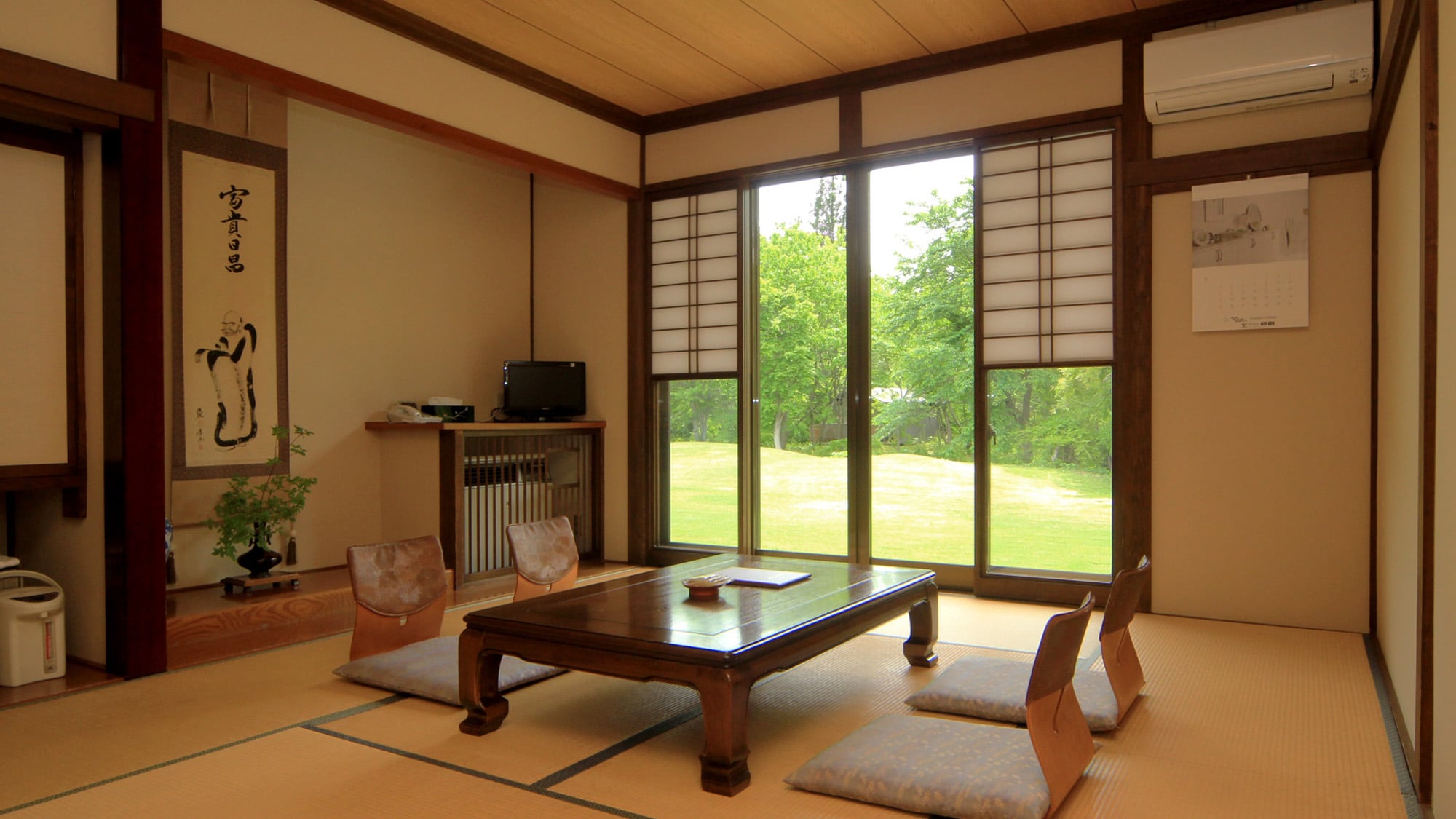 [Example of guest room: 10 tatami mats] This room is recommended for families and groups.