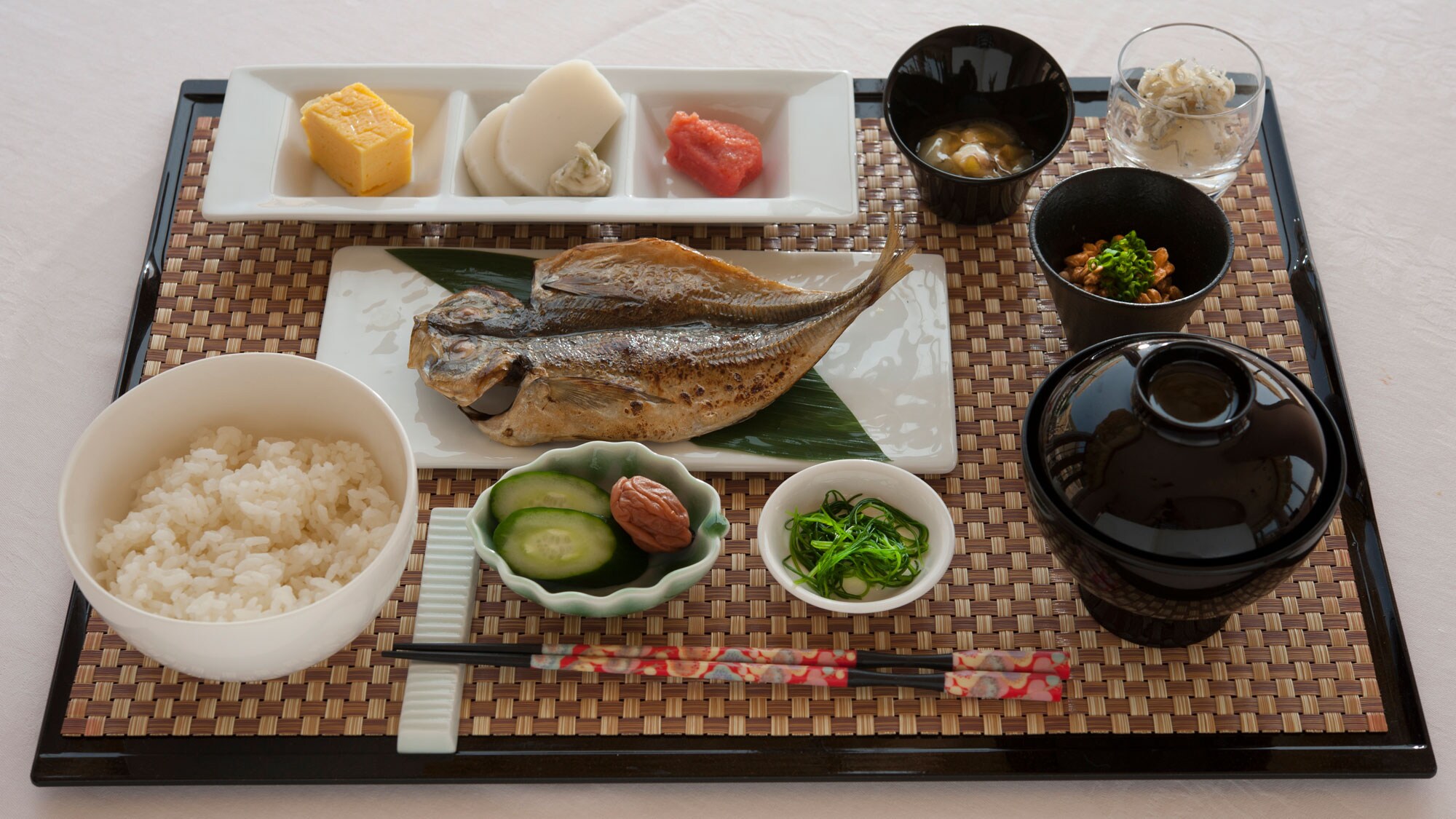 For the Japanese breakfast, filleted horse mackerel caught in nearby waters is popular.