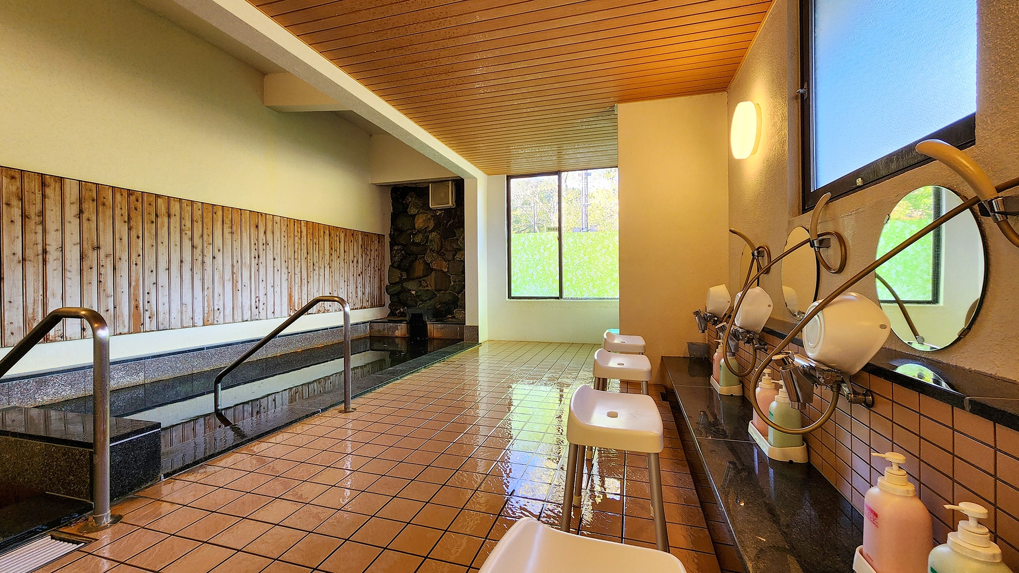 # [Yunosawa Onsen] A bath with chloride springs that will warm you to the core