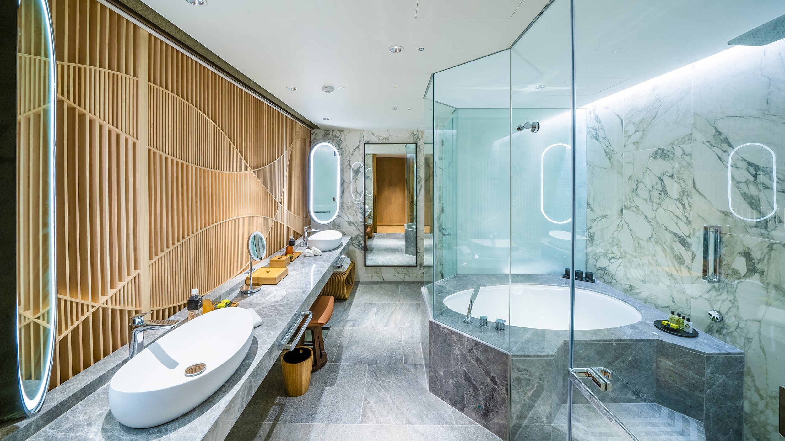 Bathroom (Classic, Classic City View, Club InterContinental)