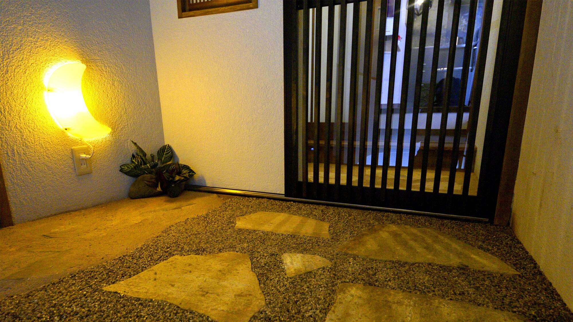 Lantai 2, depan pintu masuk