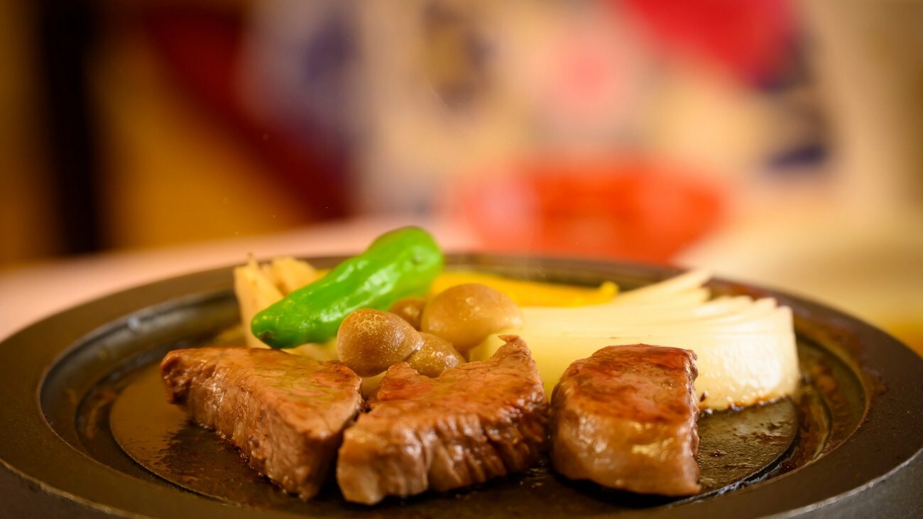Please enjoy the juicy and tender grilled beef.