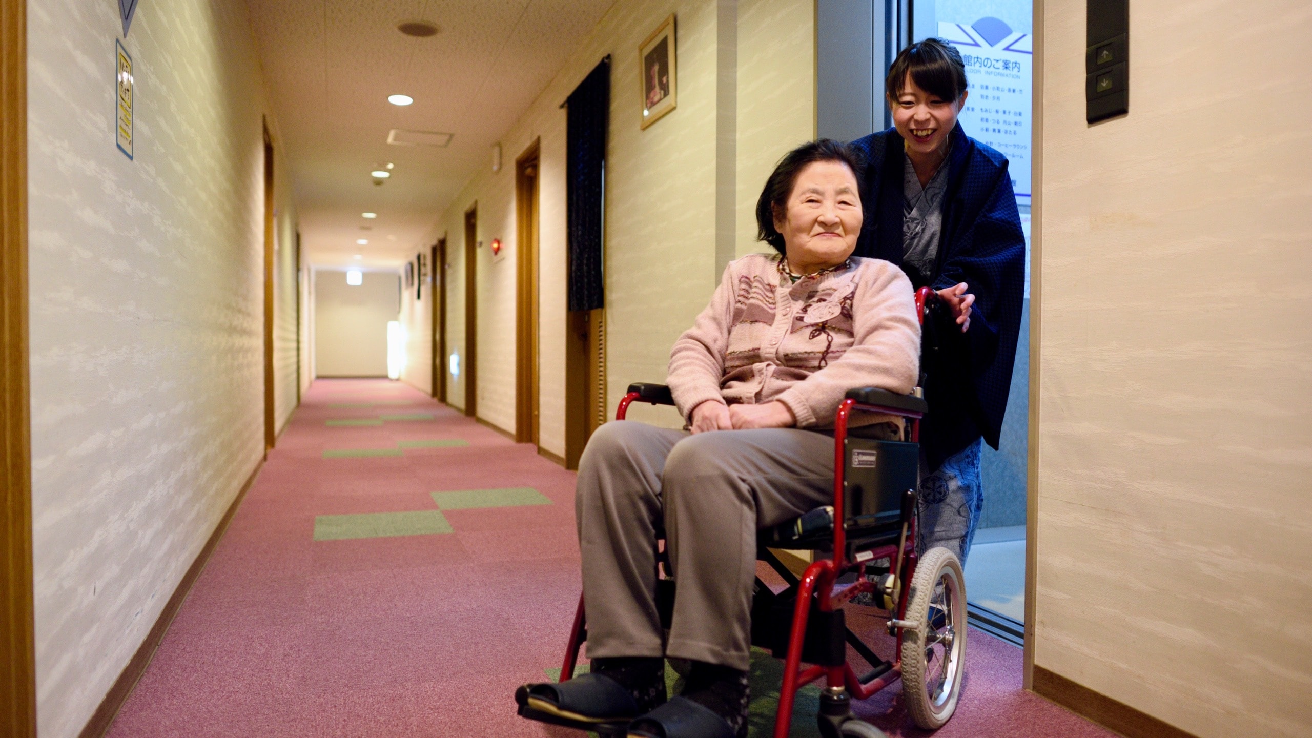 您可以乘电梯到达您的房间。