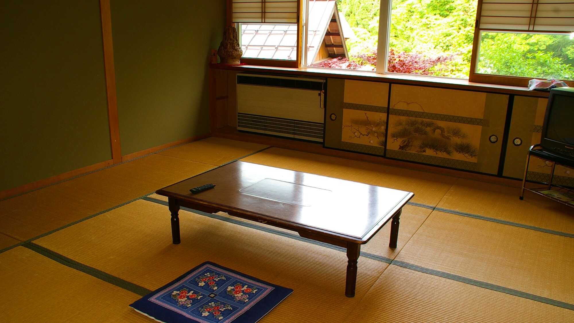 * Japanese-style room (12 tatami mats, one example) A relaxing Japanese-style room deepens the bond with family and friends.