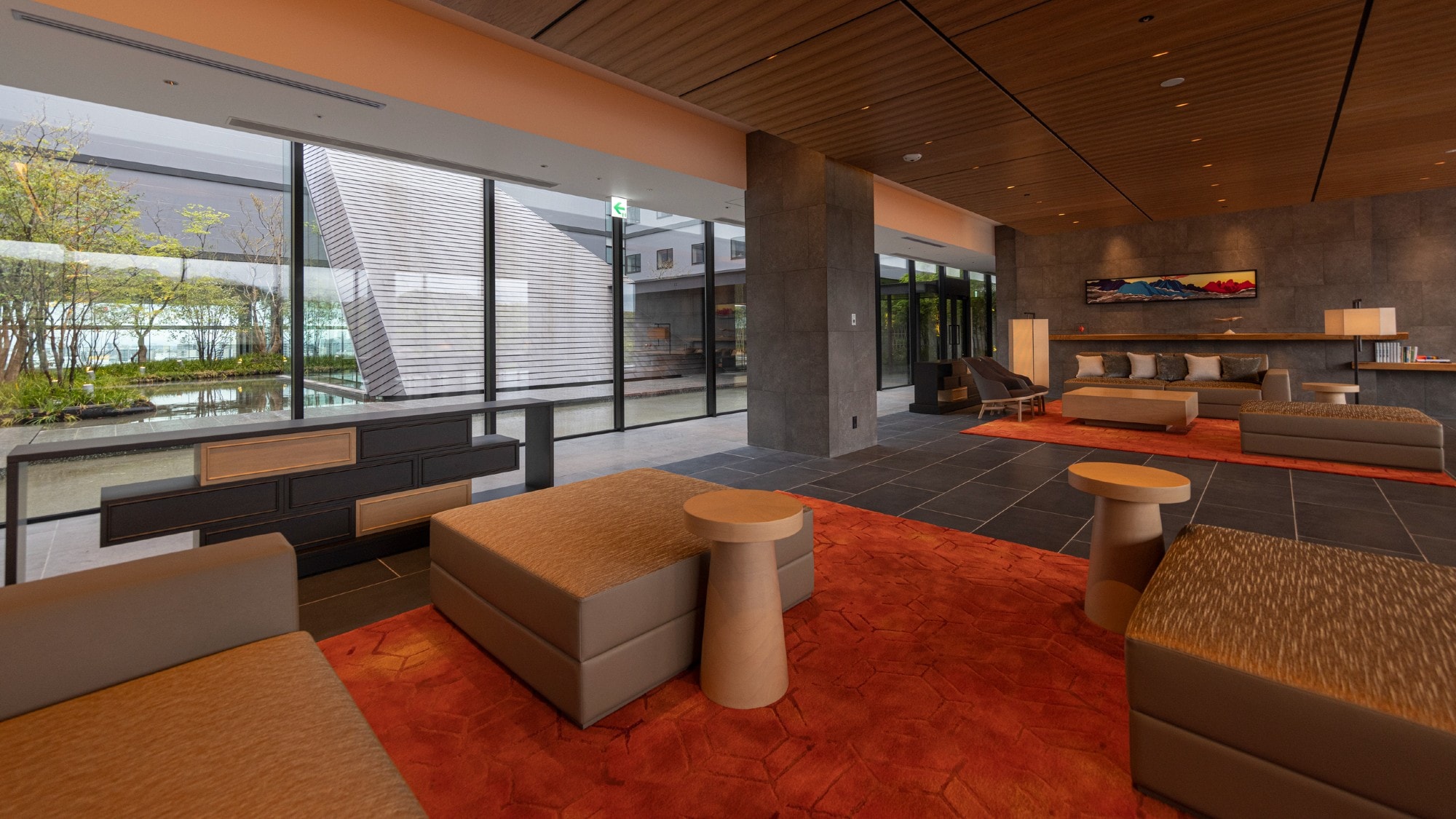 [Lobby] The oriental lanterns inspired by the Sennin Lantern Dance in the Yamaga region of Kumamoto Prefecture are impressive.