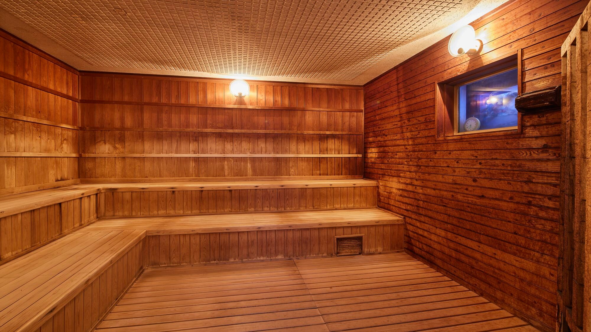 Large public bath and dry sauna