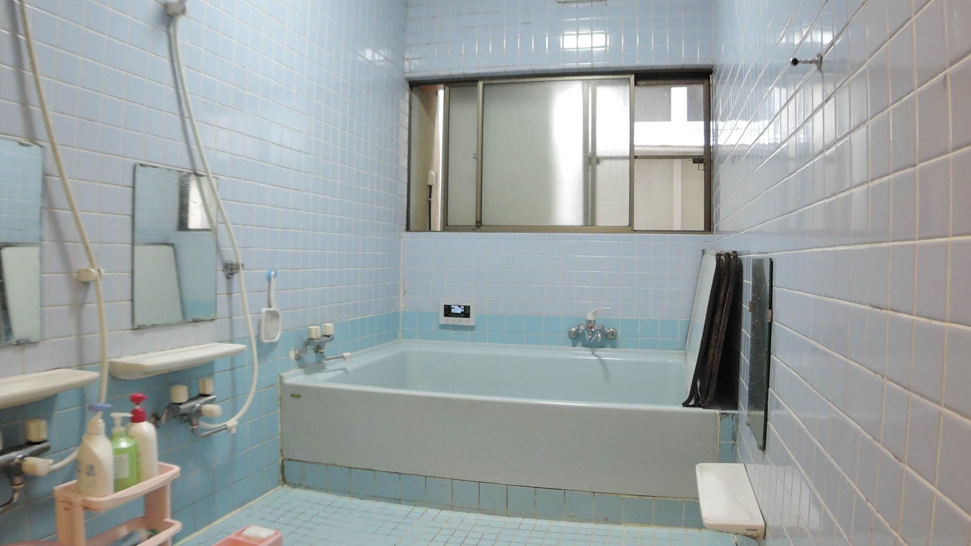 * [Bath] Please use the baths in the building in order (chartered use is OK)