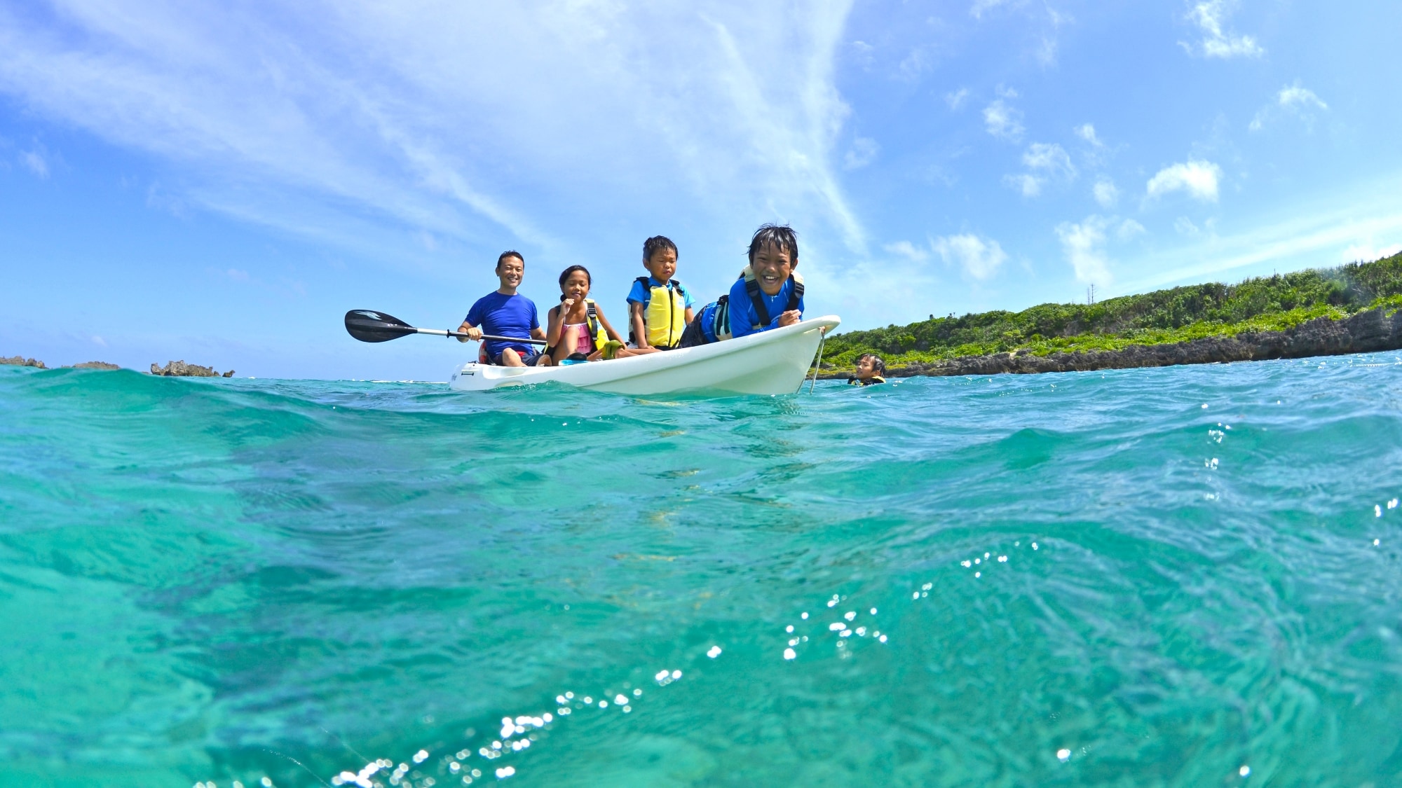 [A moving kayak tour] If conditions are right, you can even see tropical fish from the kayak.