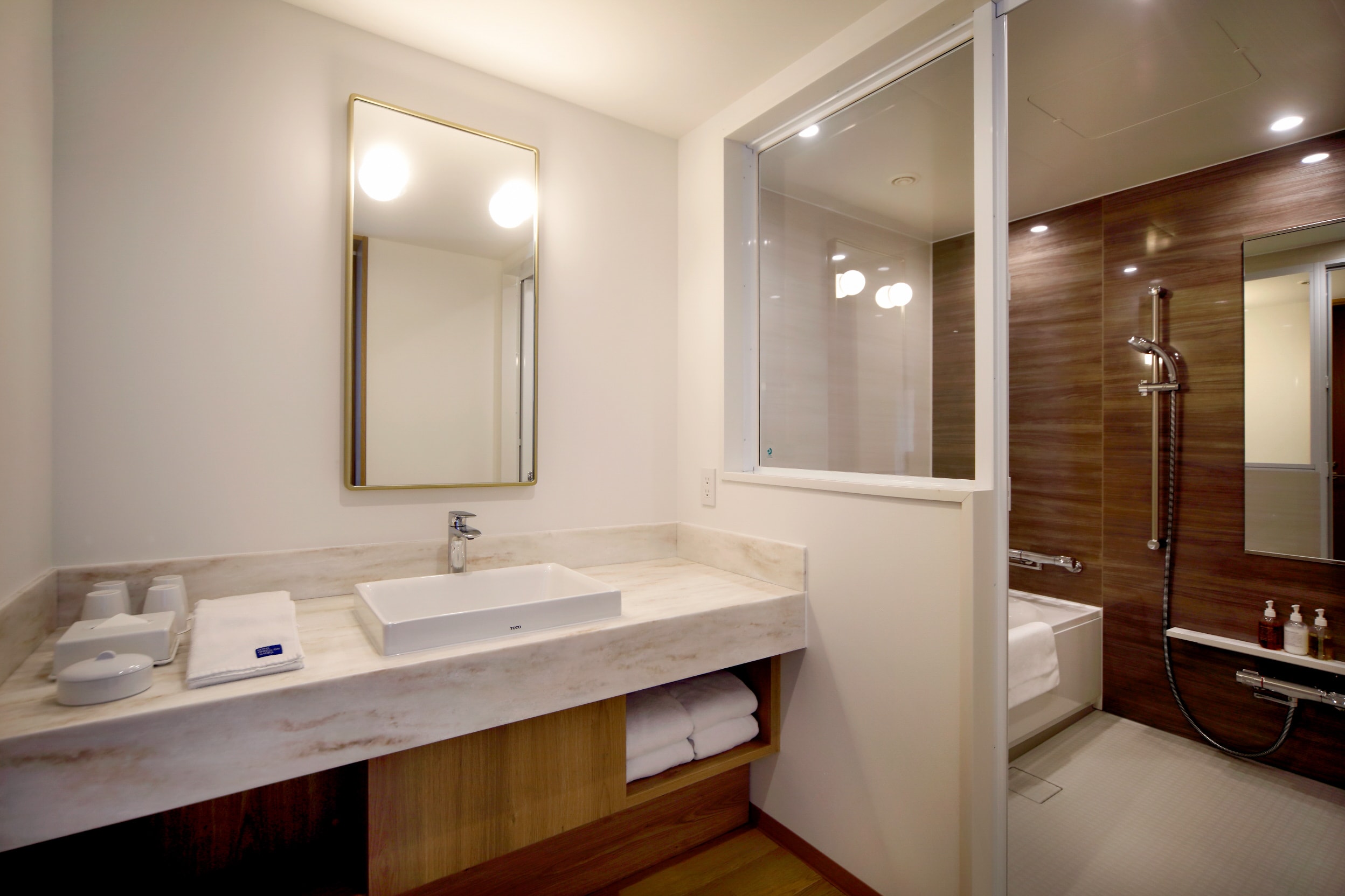 [Main Building/Corner Deluxe Room] Spacious powder room and bathroom