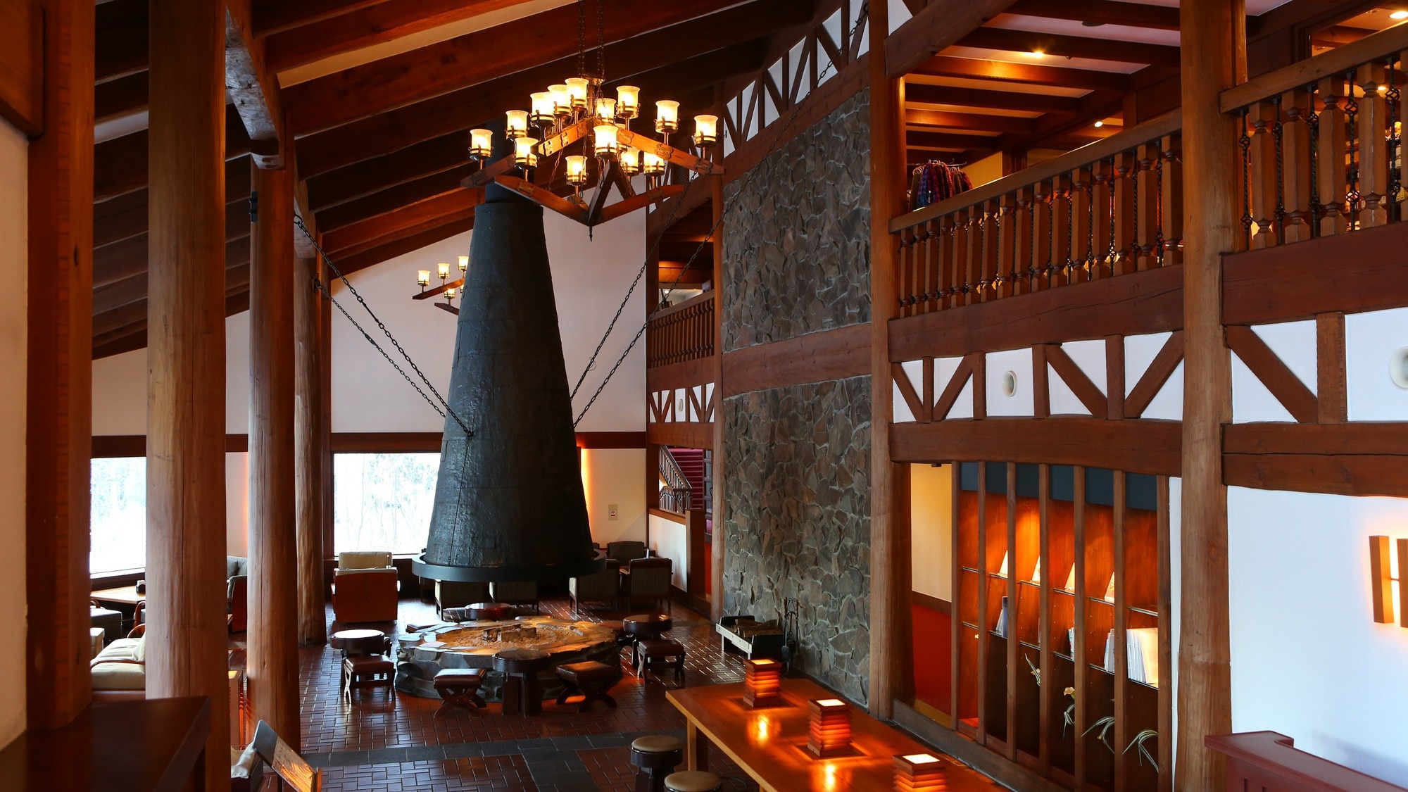 Lounge dengan suasana resor pegunungan dan aroma kayu bakar