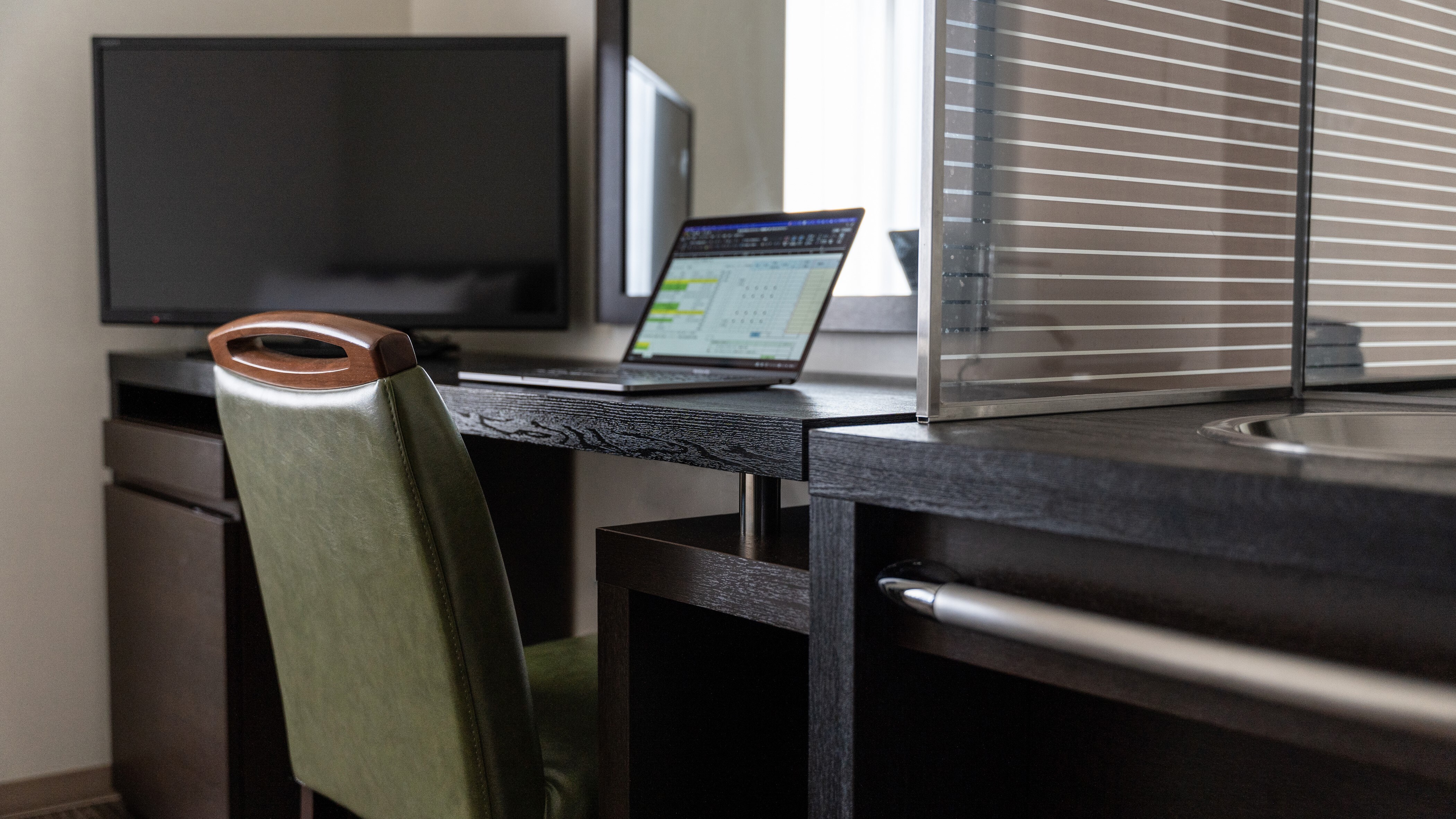 โต๊ะเขียนหนังสือกว้างช่วยให้คุณกระจายเอกสารและงานของคุณ มีเต้ารับที่โต๊ะทำงานด้วยจึงปลอดภัย