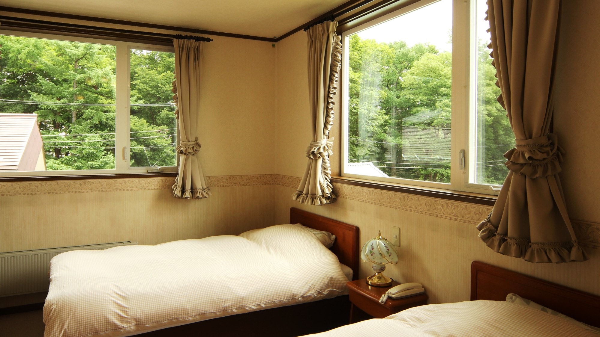* Western-style twin room. Greet the refreshing morning in the plateau surrounded by greenery.