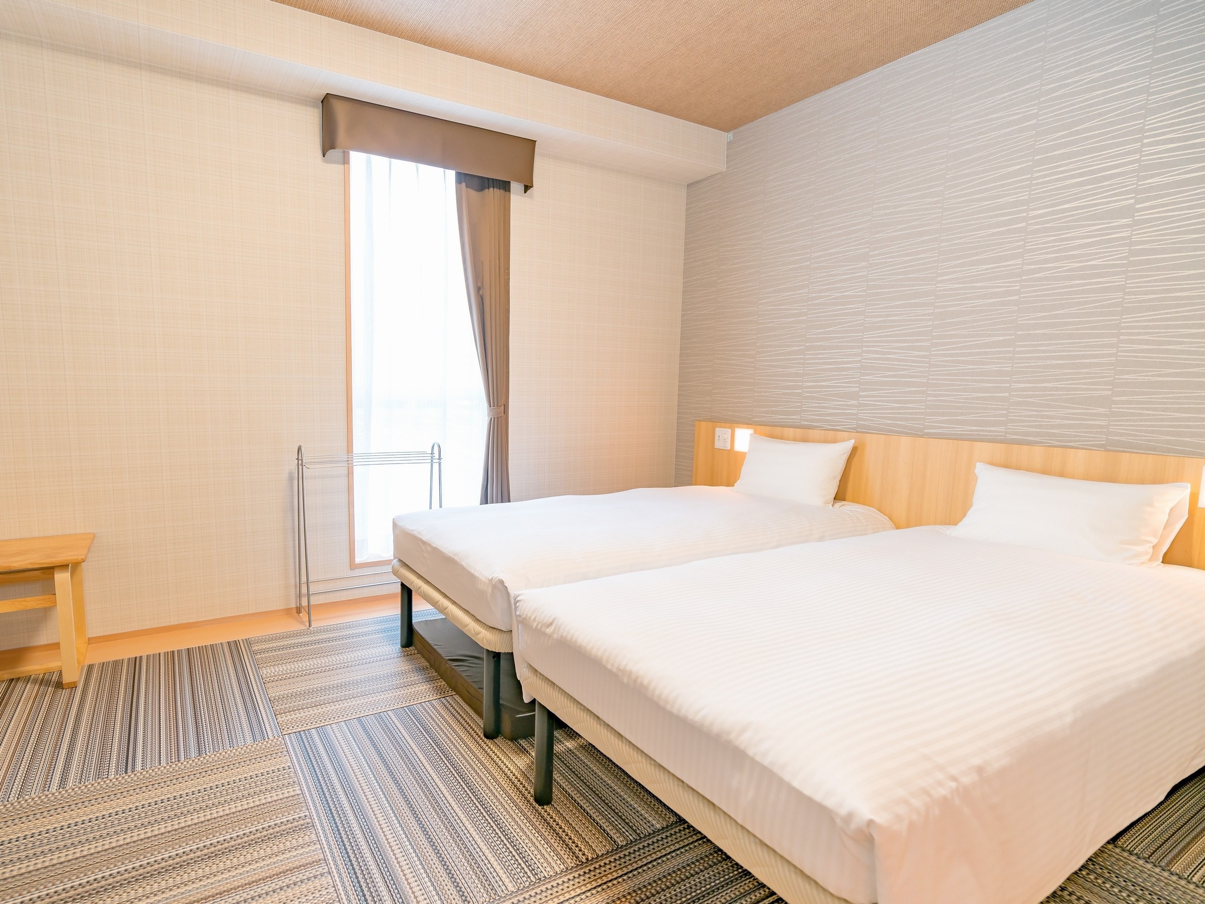【日式摩登雙床房】地板使用榻榻米，光腳也能舒適入住。