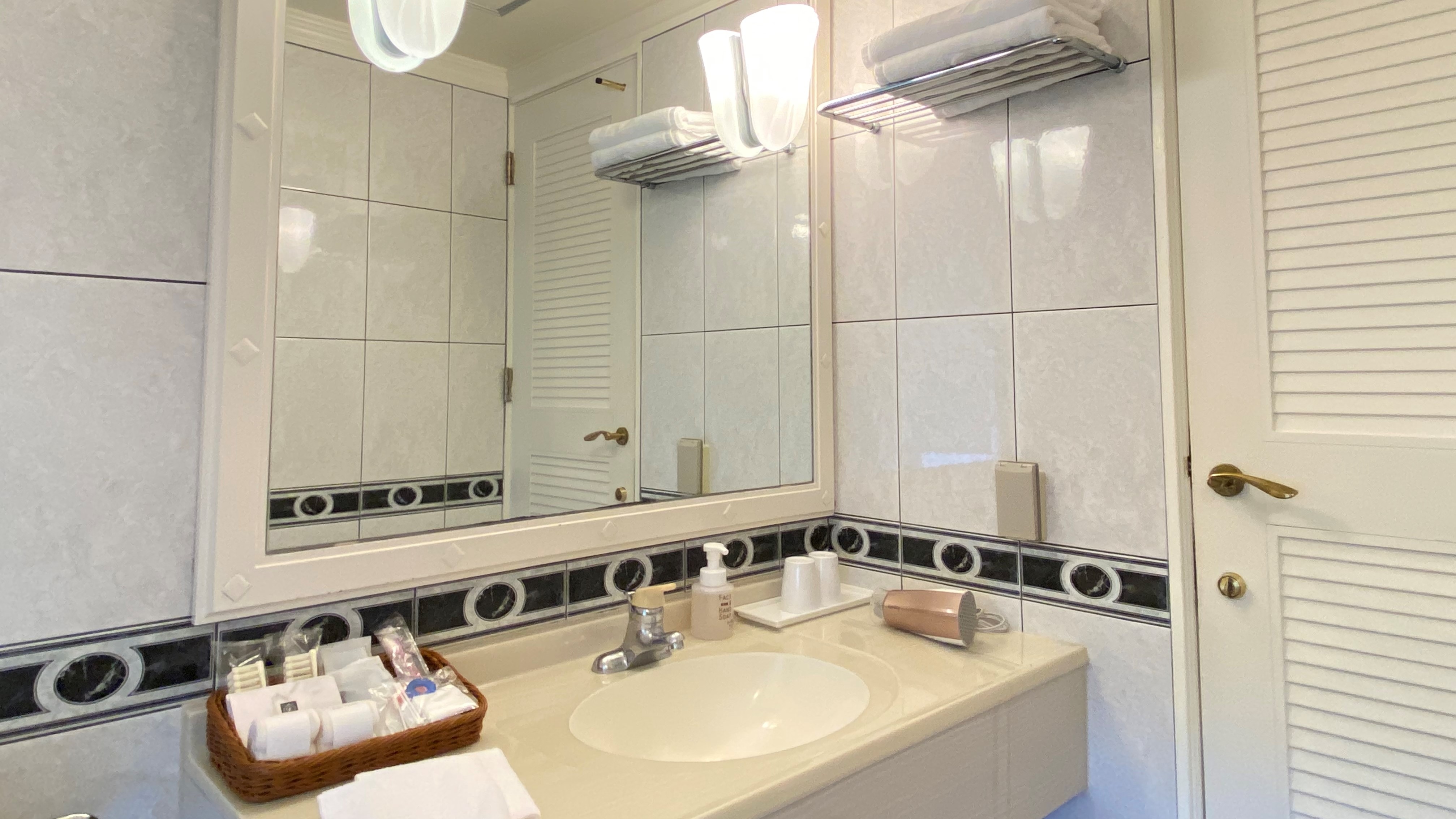 Palm cottage (bathroom)