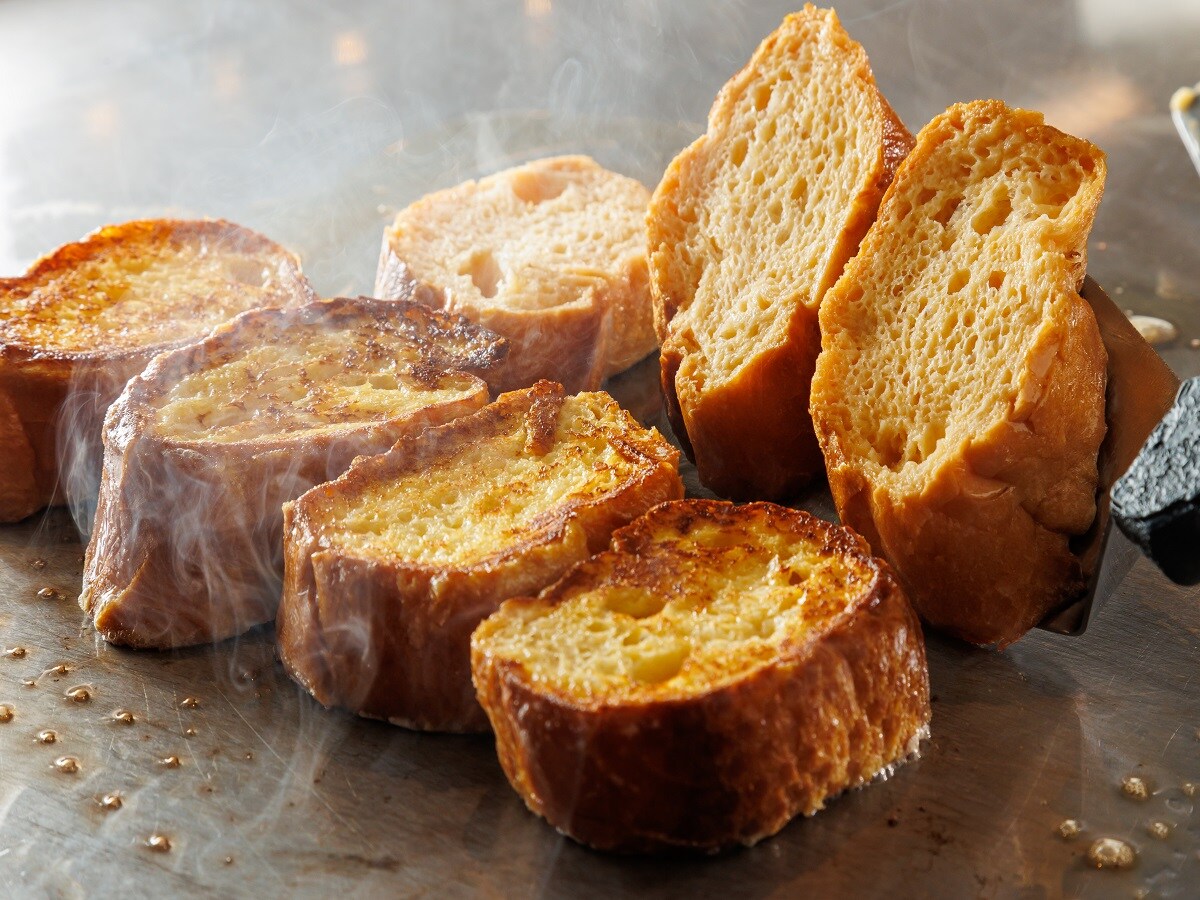 Sarapan (roti panggang Prancis, panekuk, dan wafel akan disajikan setiap hari mulai 1/6)