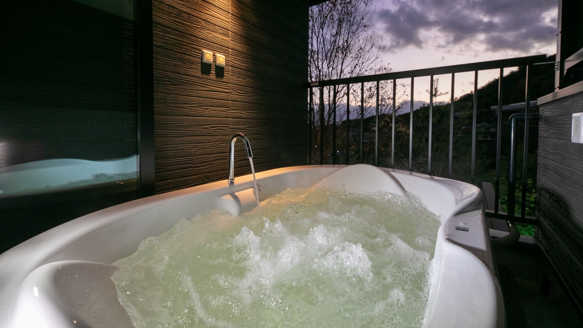Bồn tắm Jacuzzi ngoài trời có ban công (Hisui)