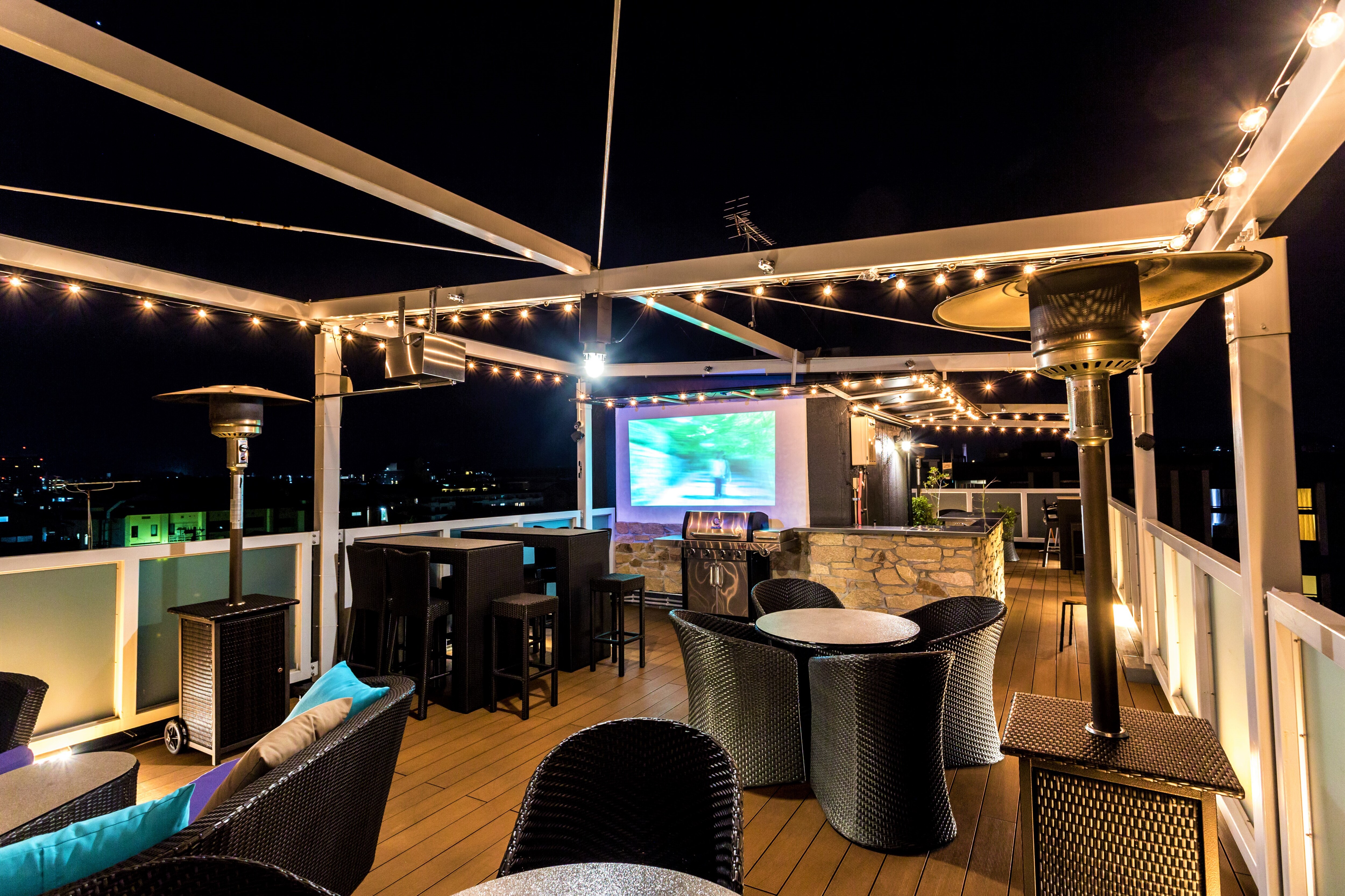 Please enjoy a relaxing time on a rare rooftop in Kyoto city.