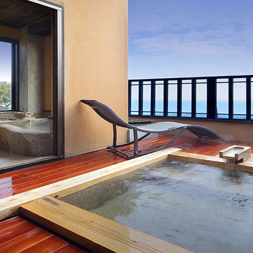 [雪型] 室内浴池和露天浴池。一边泡澡一边欣赏漂浮在相模湾的伊豆七岛