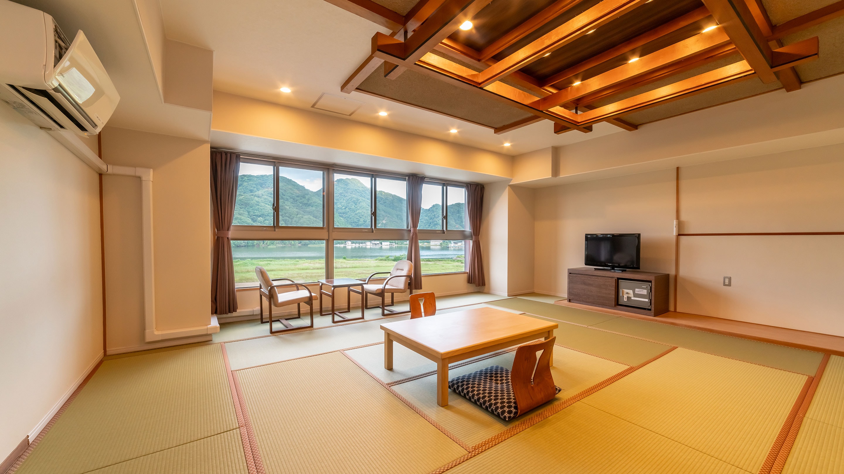 [Non-smoking] Standard Japanese-style room 12 tatami mats, no indoor bath (river side) *Image