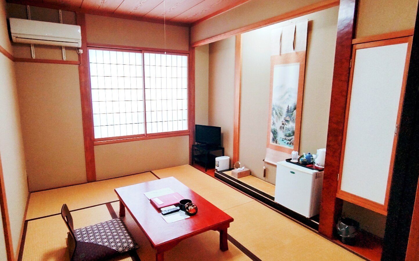 ・Kamar bergaya Jepang (6 tikar tatami) (kamar mandi dan toilet bersama)