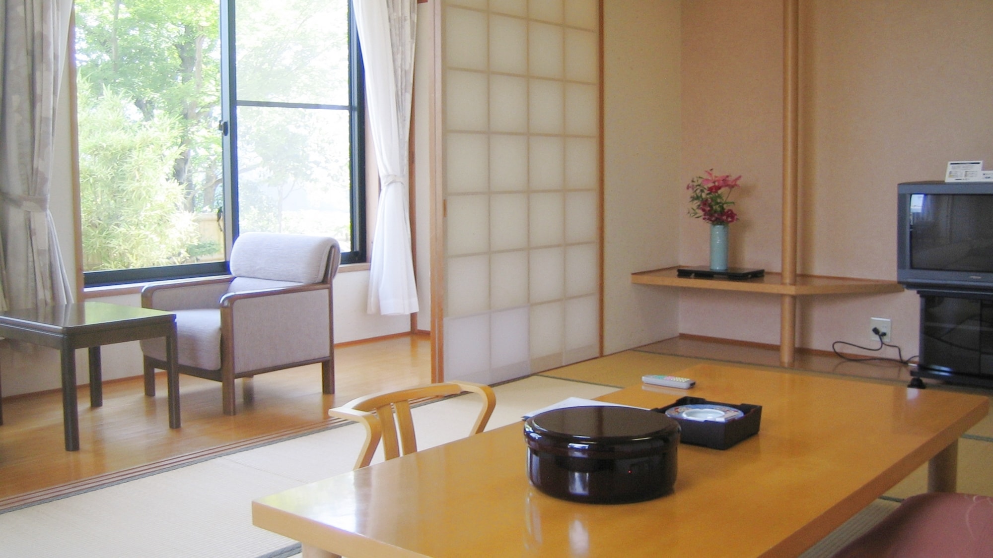 *[Example of a 10-tatami Japanese-style room] Please relax in our tatami room.