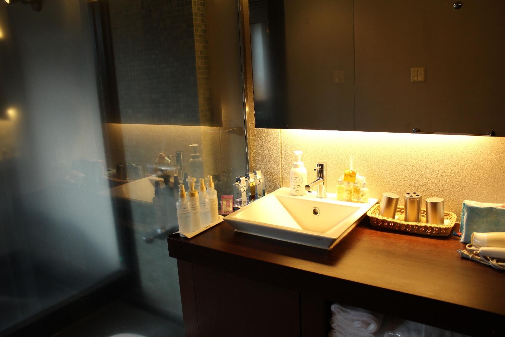 This is the powder room and shower room of the ``Kaze no Tate Japanese-Western Room'' guest room with an open-air bath.