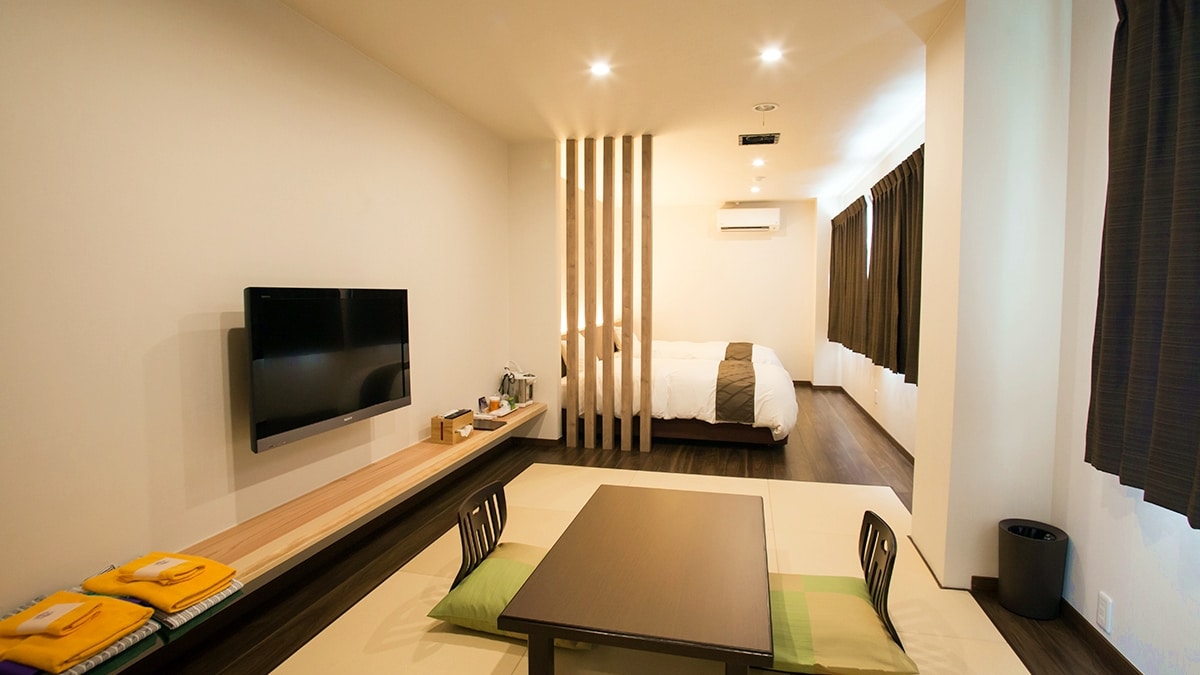 * [Room / Special Japanese-Western Room] Japanese-style room 10 tatami mats + Western-style room 8 tatami mats, 2 single beds + futon, can accommodate up to 4 people