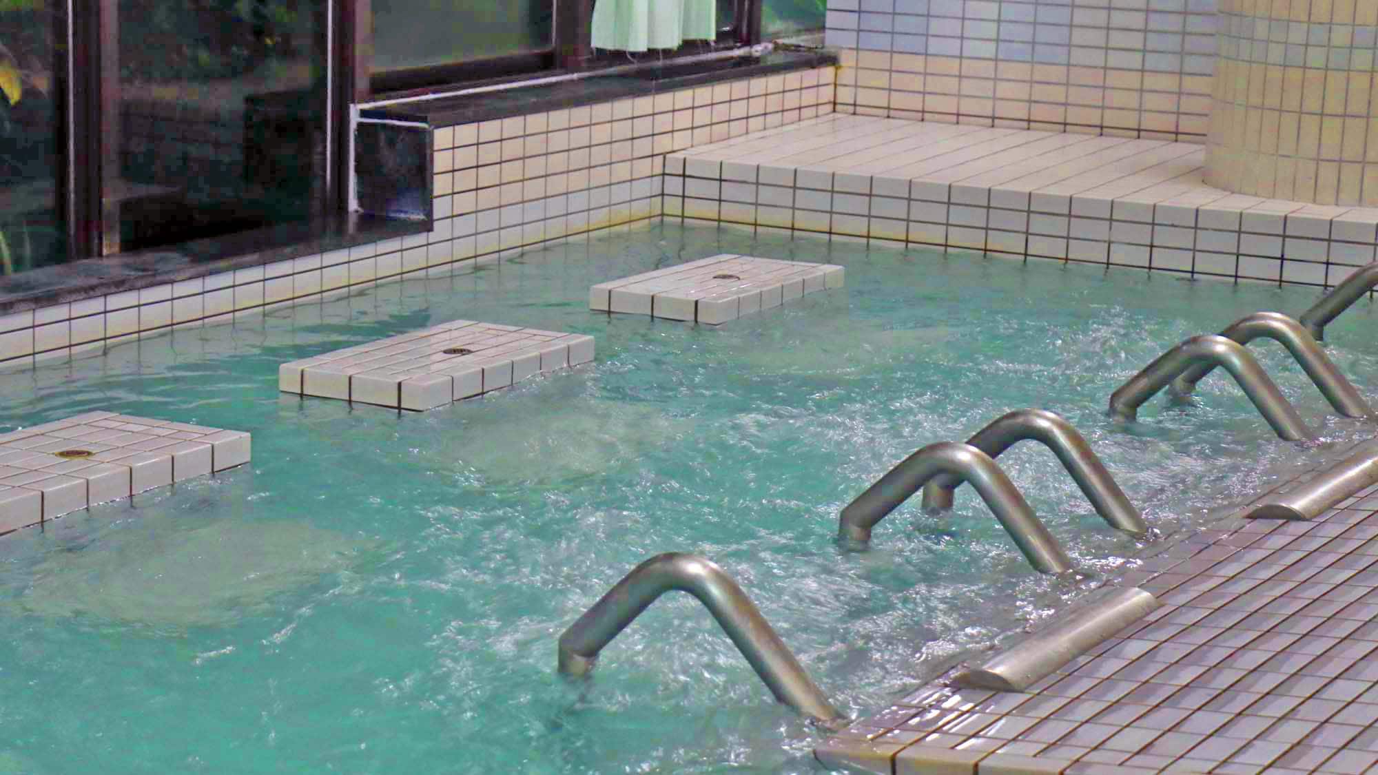 Hot springs: Reclining baths