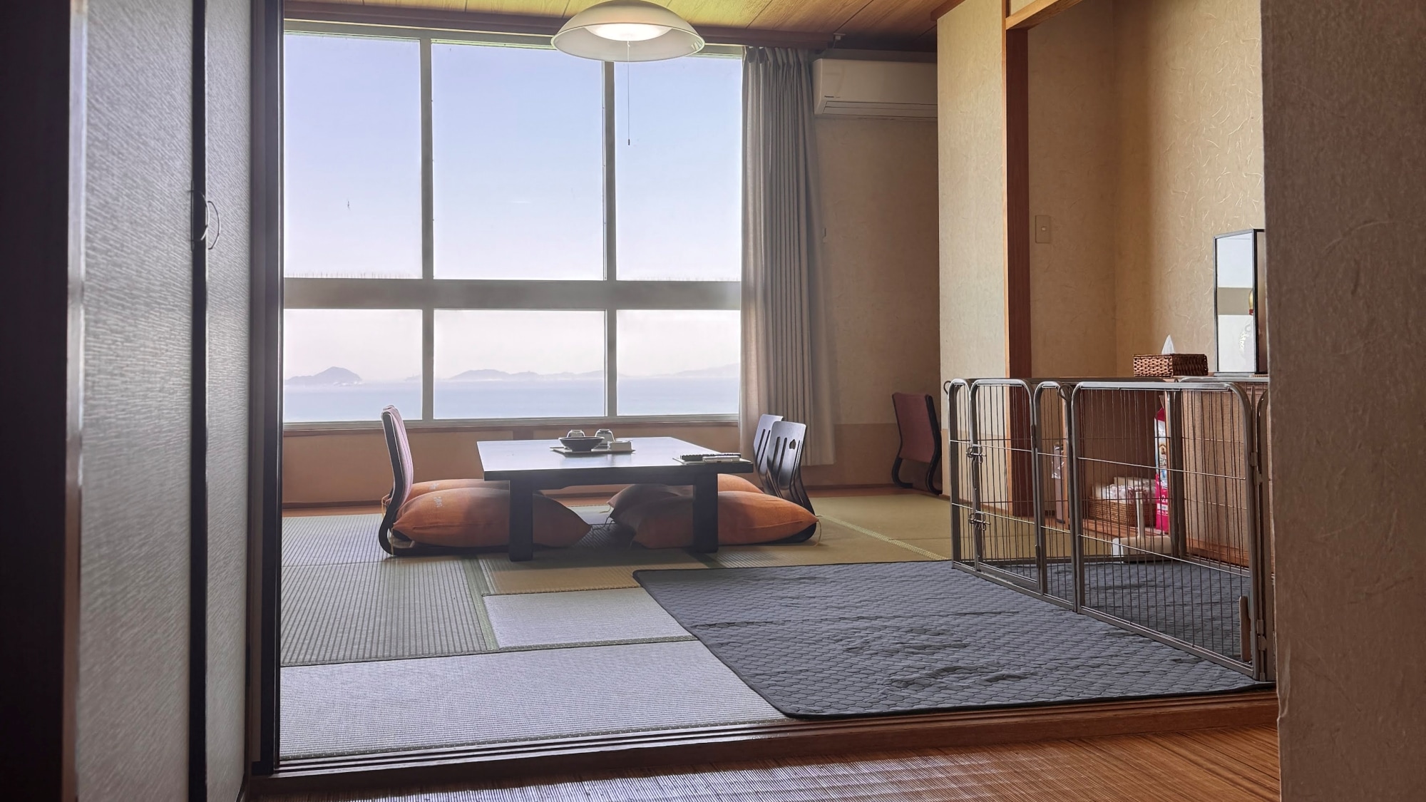 Special room (normally pet-friendly room) / 10 tatami Japanese-style room + Western-style room (twin beds)