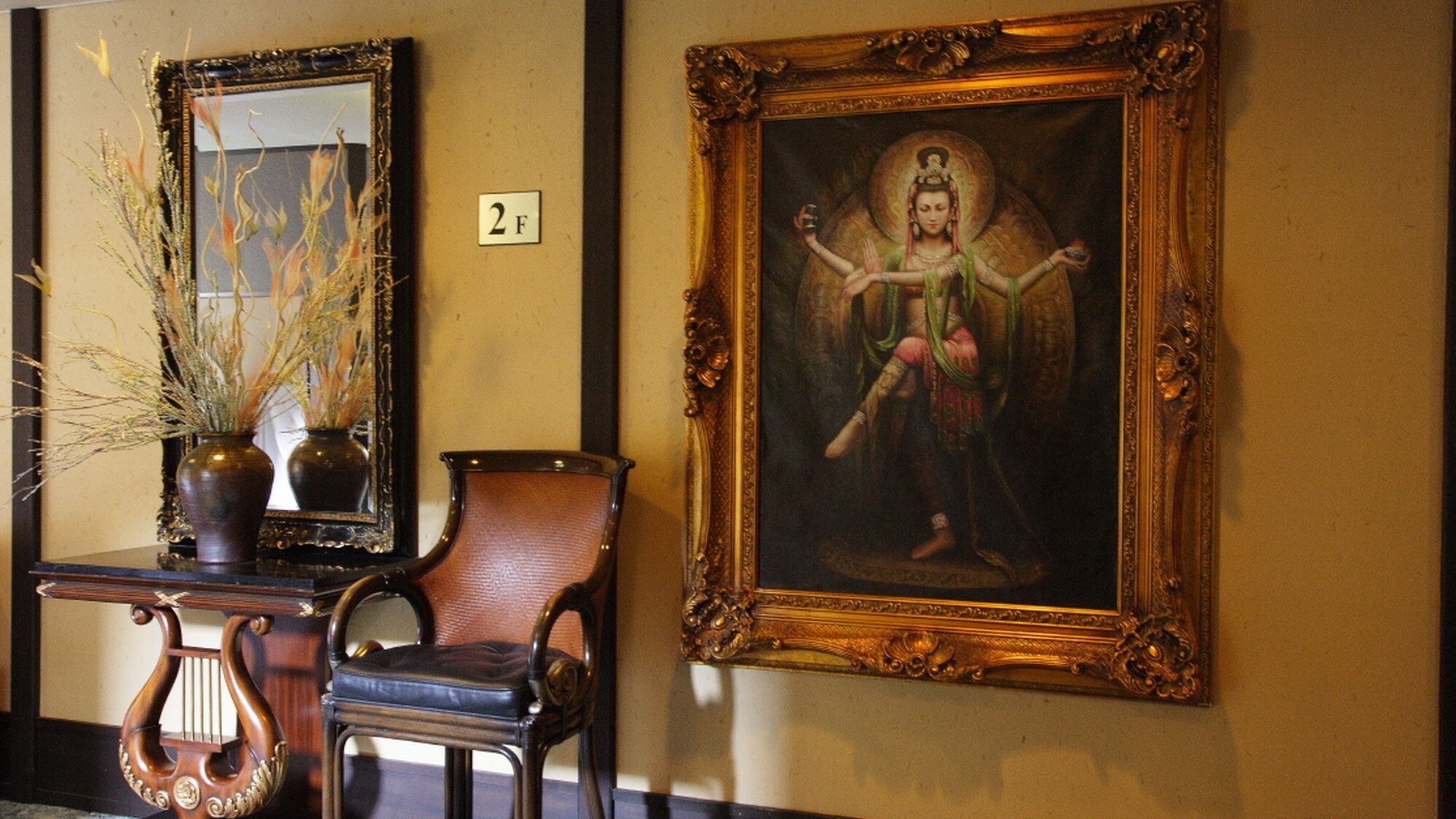 [Inside the hotel] *Oriental furnishings give off an exotic atmosphere.