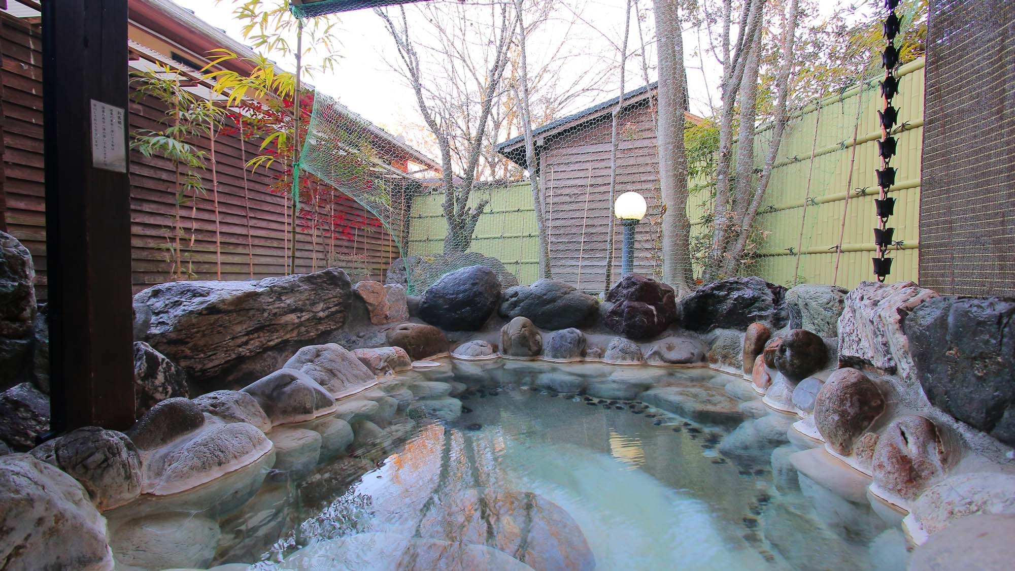 [Example of an open-air bath exclusive to the second floor guest rooms] You can also use the private bath and the large communal bath.
