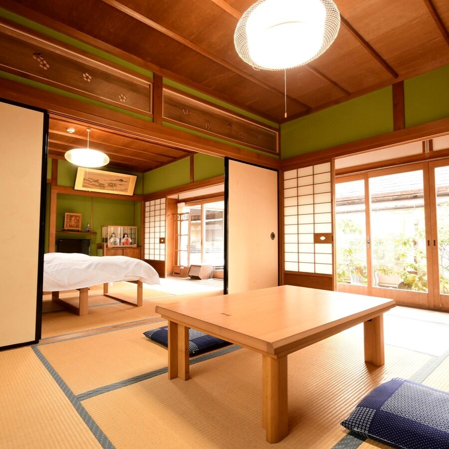 [Phòng khách] 16 chiếu tatami + 4 hành lang trải chiếu tatami (có bồn tắm và toilet) Phòng khách nhìn ra vườn