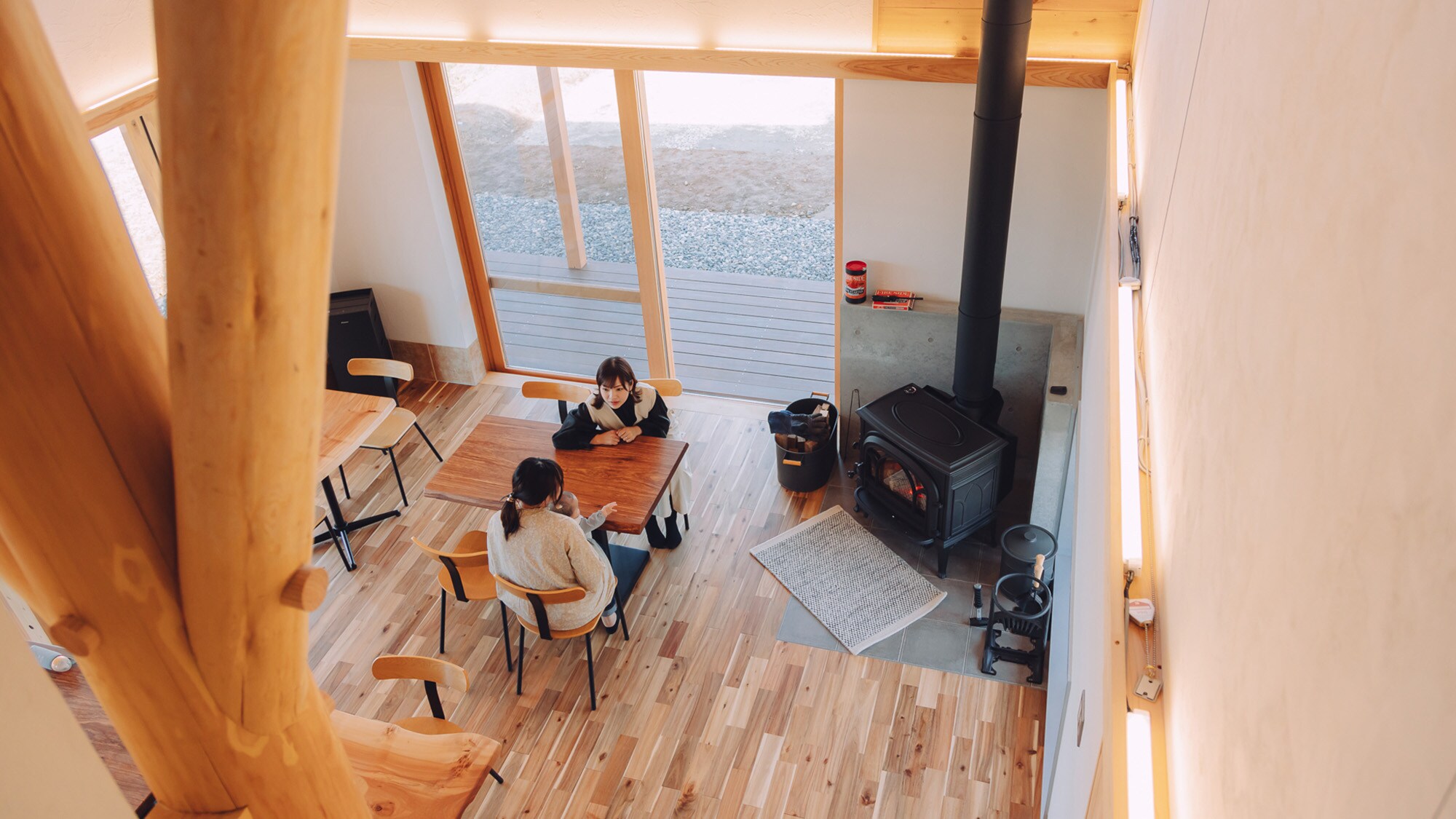 ・[คาเฟ่] พื้นที่กว้างขวางพร้อมเพดานสูง ผ่อนคลายได้เต็มที่