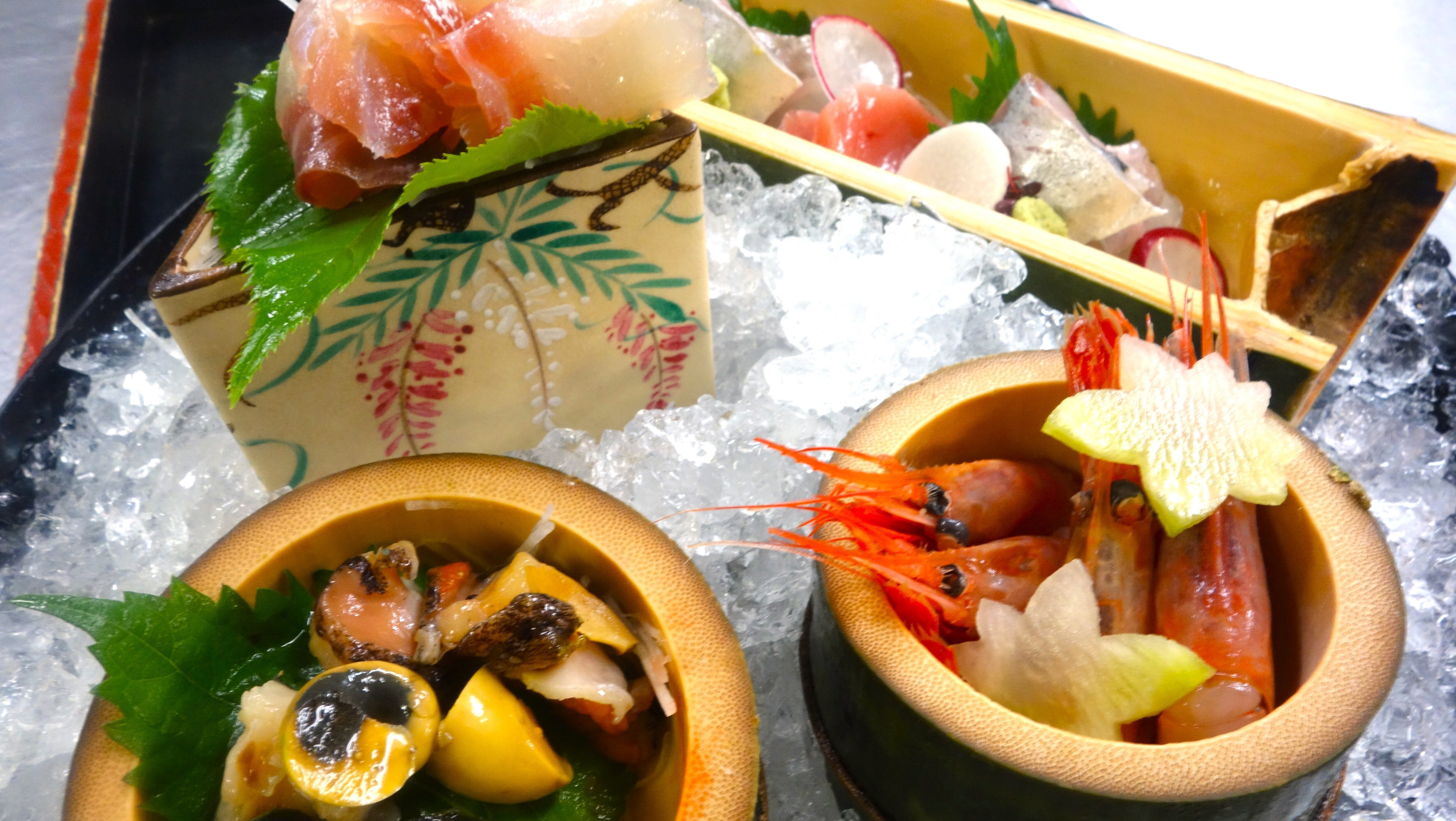 อาหารทะเลสดๆ ในภาษาโทยามะจานหรูที่ปรุงอย่างพิถีพิถันโดยเชฟมากประสบการณ์!