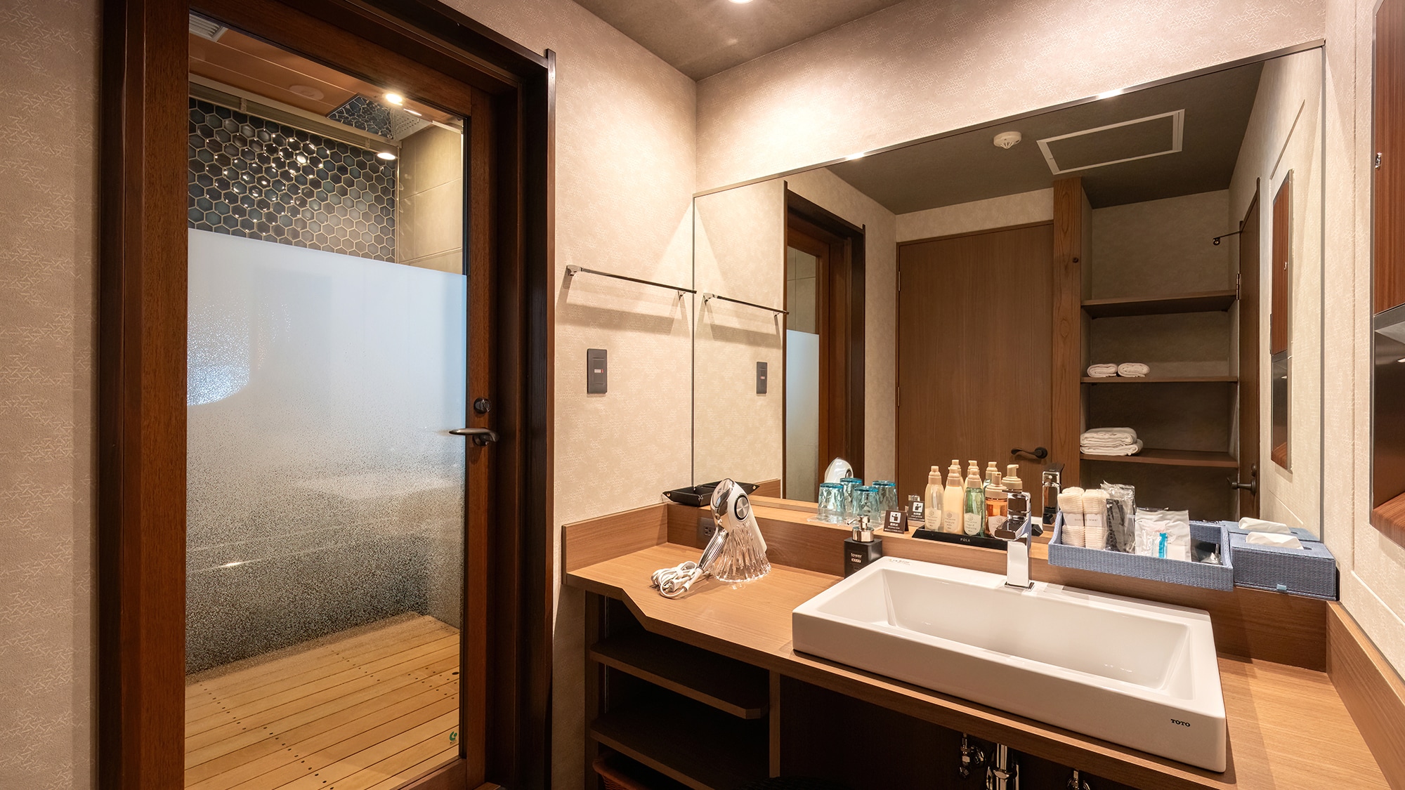 ■10 tatami Japanese-style room "Mizuori"■ReFa hair dryers and basic cosmetics are available in the bathroom