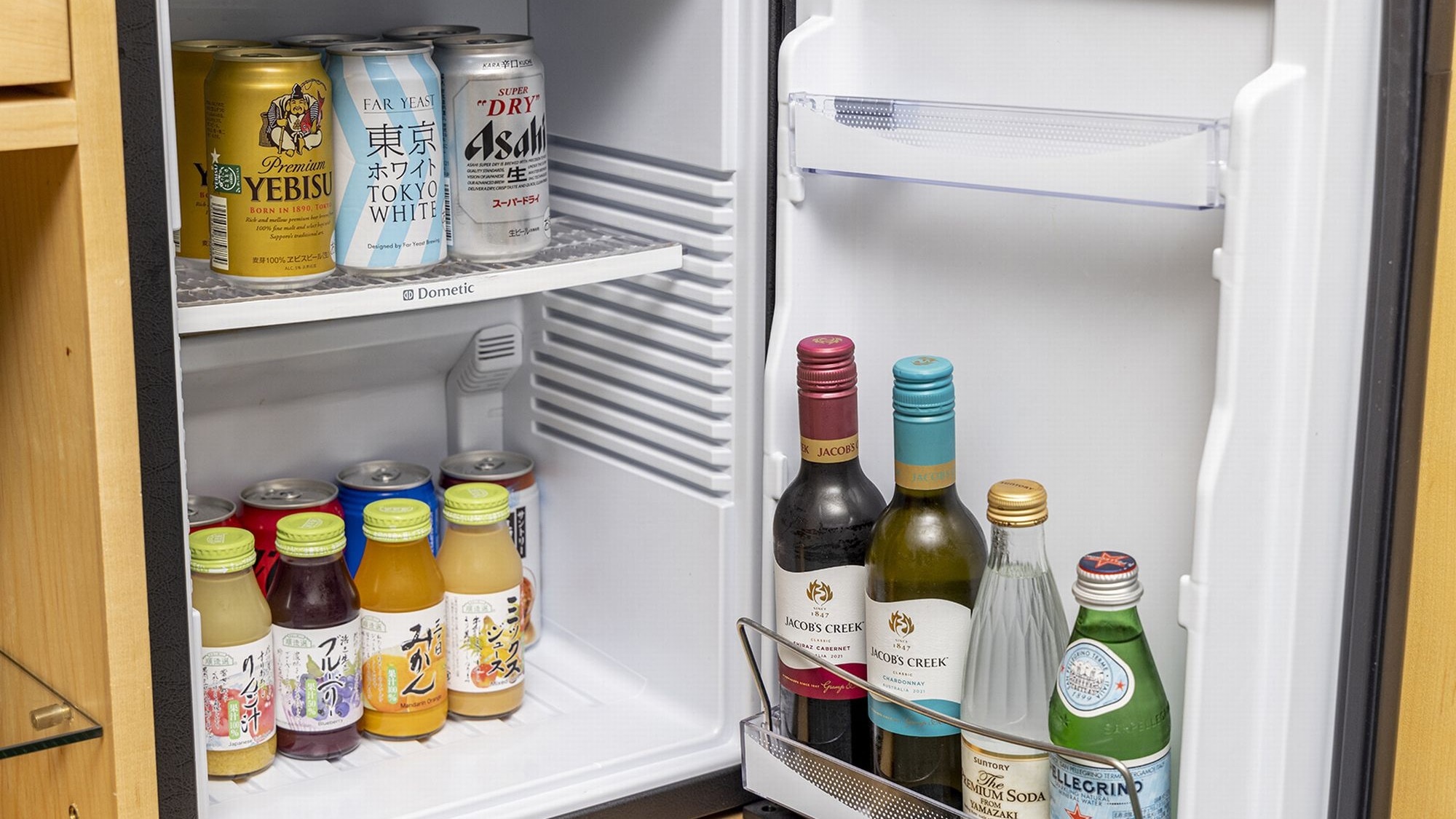 ◆Minibar kamar tamu |. FAR YEAST Tokyo Bir putih dan jus seri Junzosen tersedia. (Dibayar